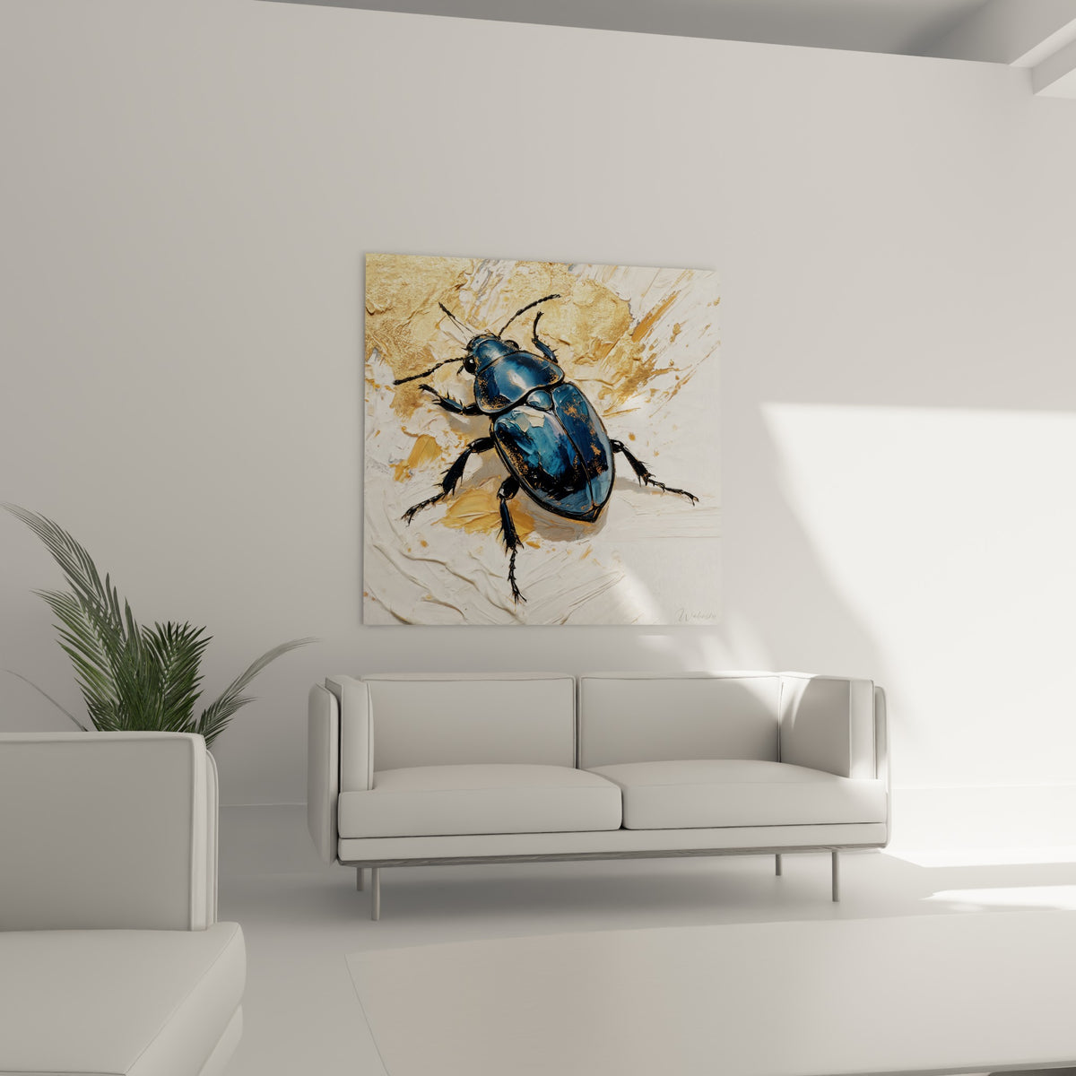 Carapace bleu marine ornée d'éclats ocre et dorés, suspendue au-dessus d'un canapé dans un salon lumineux