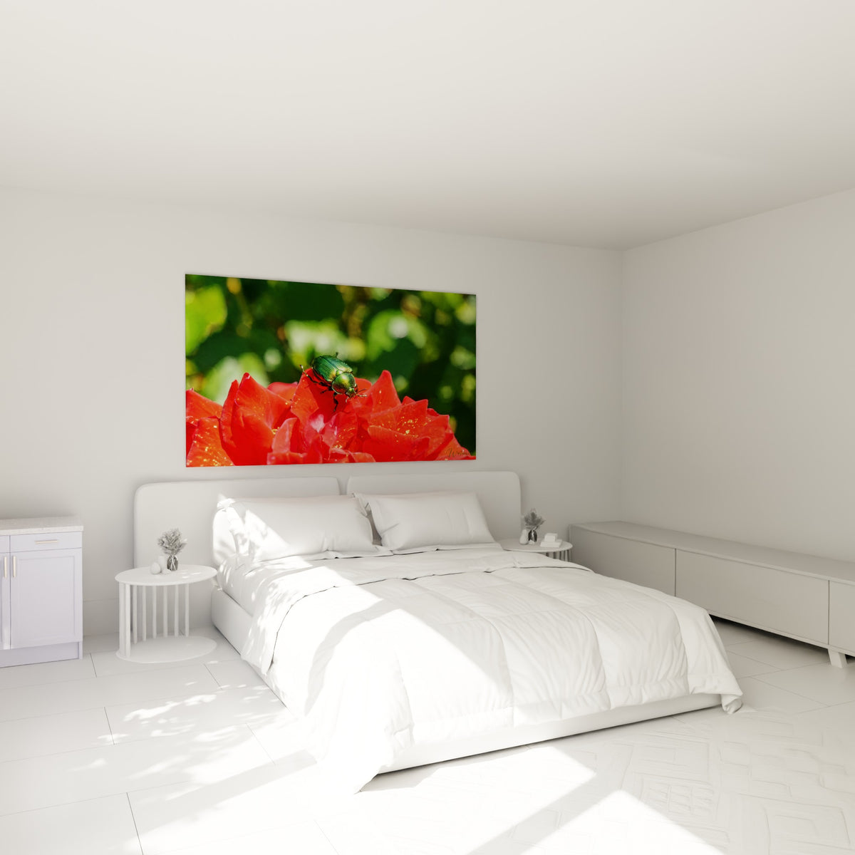 Insecte doré et vert brillant sur rose rouge accroché au-dessus d'un lit dans une chambre claire