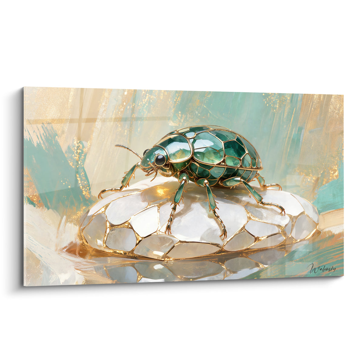 Scarabé émeraude et doré posé sur une pierre nacrée, carapace ciselée et fond turquoise beige