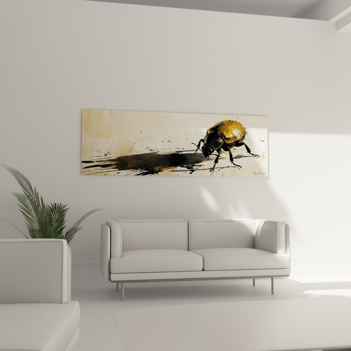 Silhouette dorée du Scarabé sur fond crème texturé, accrochée au-dessus d'un canapé dans un salon lumineux
