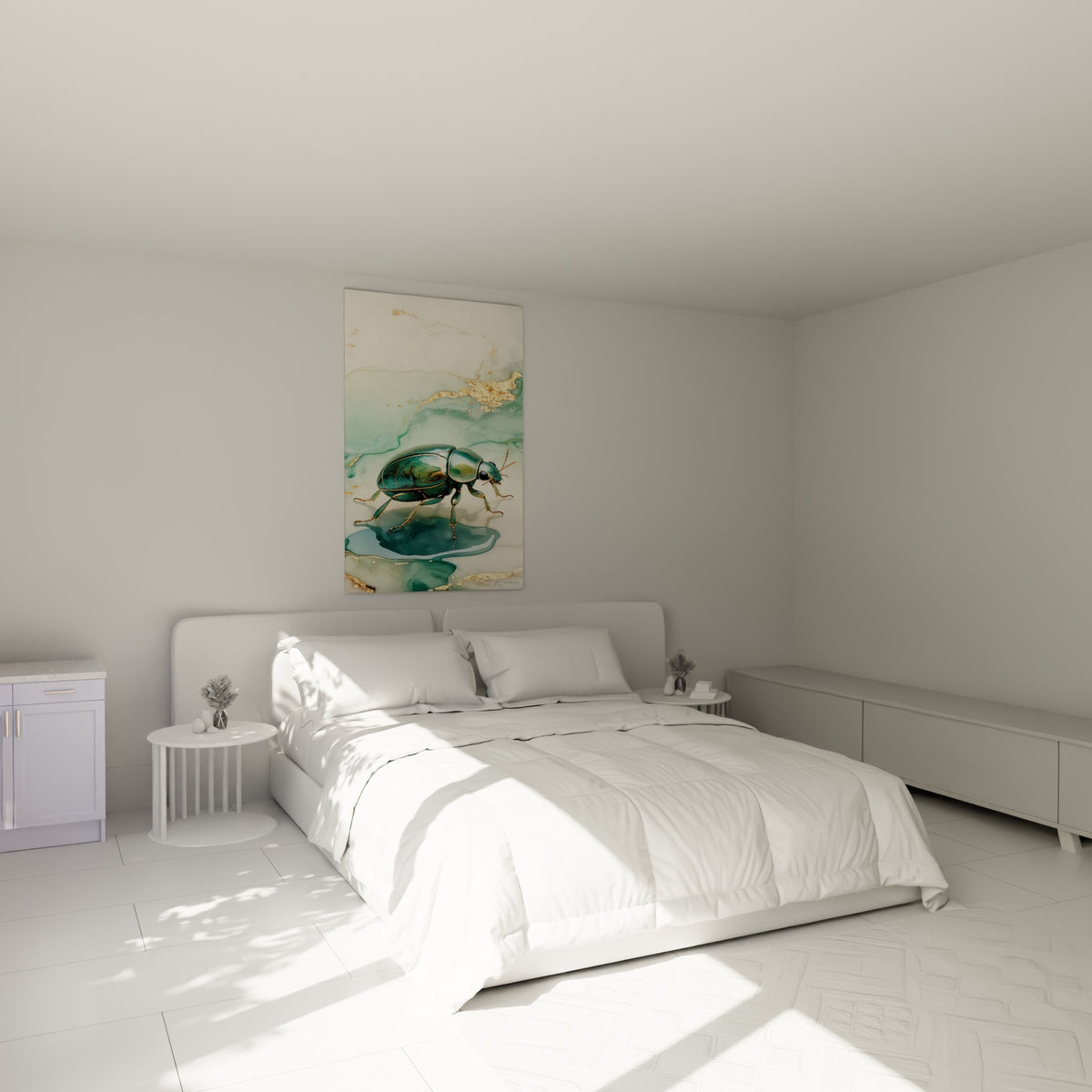 Insecte doré et vert jade traversant un fond marbré crème, au-dessus d'un lit dans une chambre claire