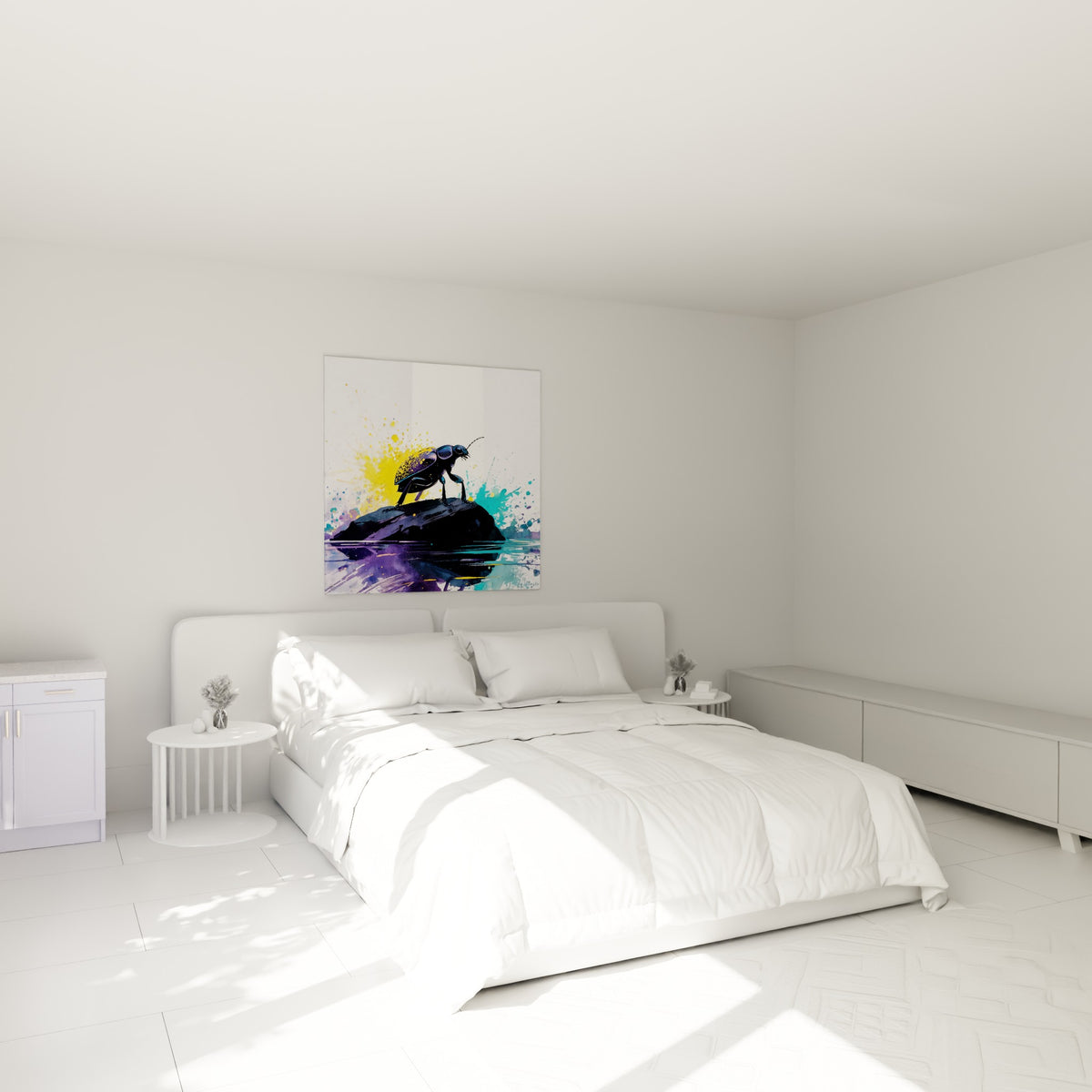 Insecte noir juché sur une pierre sombre, entouré de jaune et de violet, au-dessus d'un lit dans une chambre claire