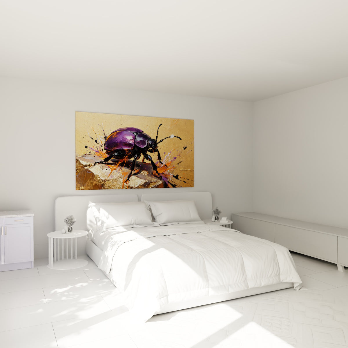 Scarabé métallique violet et doré au-dessus d'un lit dans une chambre claire