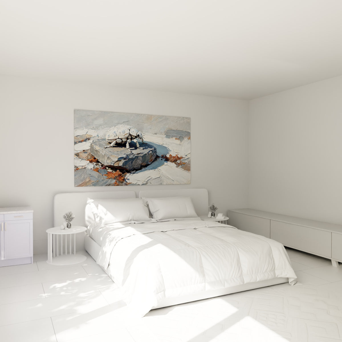 Scarabé aux motifs floraux blancs sur roche anthracite, au-dessus d'un lit dans une chambre claire