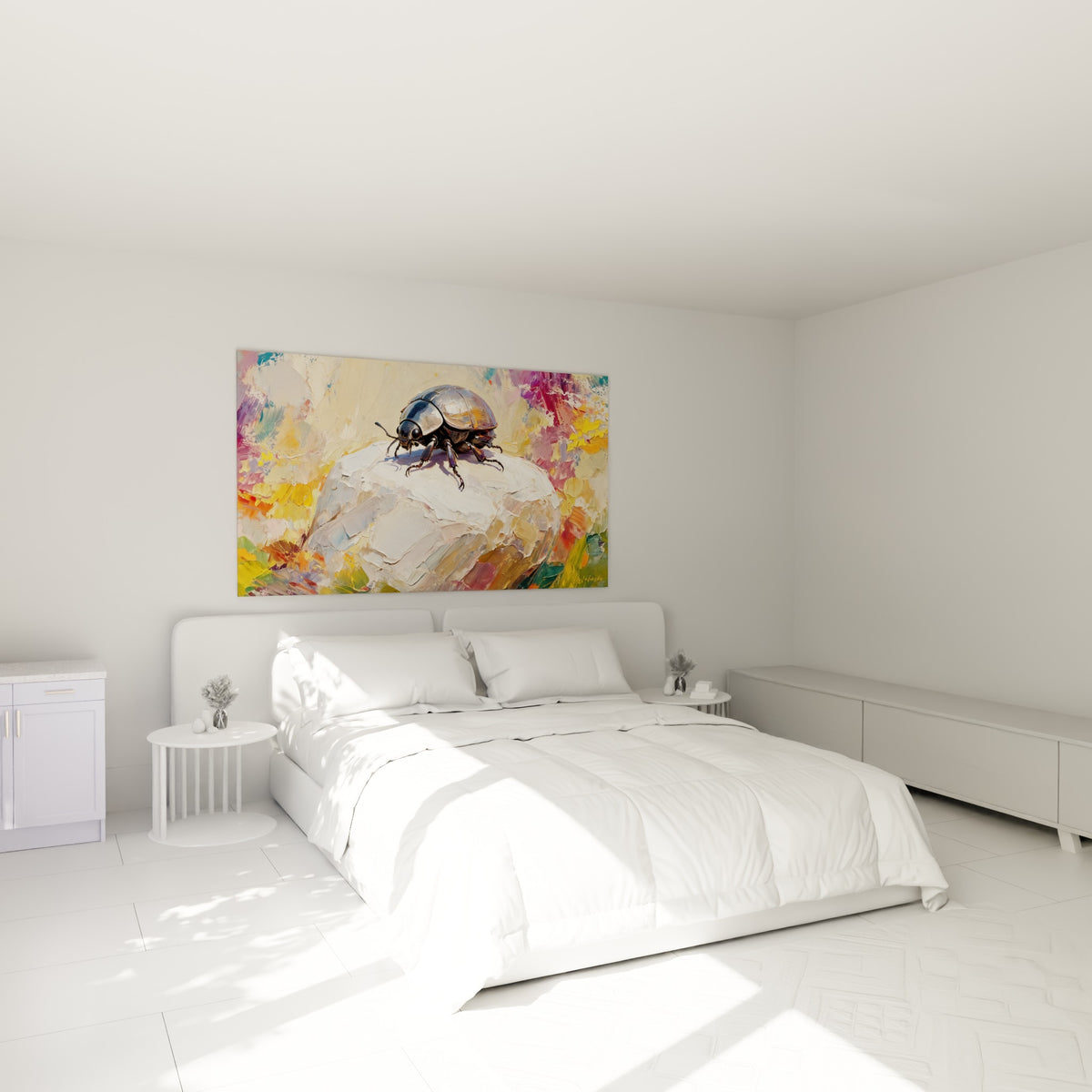 Insecte noir brillant sur pierre claire, entouré de touches jaunes et violettes, au-dessus d'un lit dans une chambre claire