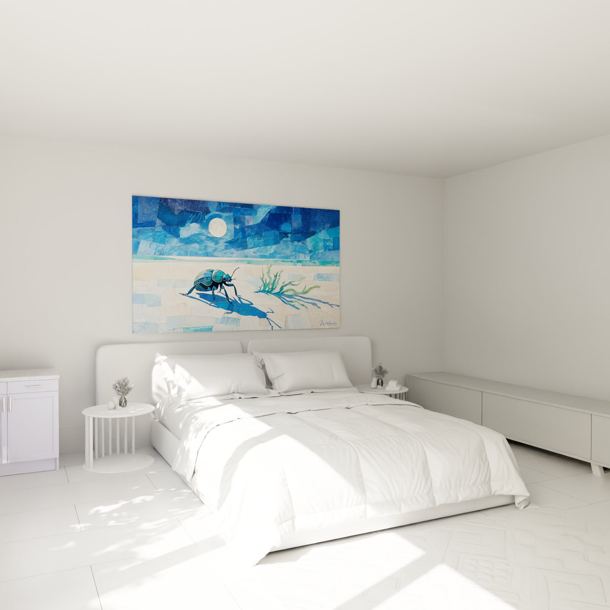 Scarabé aux reflets turquoise projetant une ombre bleue sur le sable, au-dessus d'un lit dans une chambre claire
