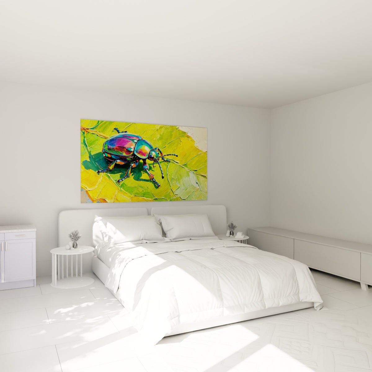 Insecte scarabée aux reflets métalliques sur feuille jaune vif, au-dessus d'un lit dans une chambre claire