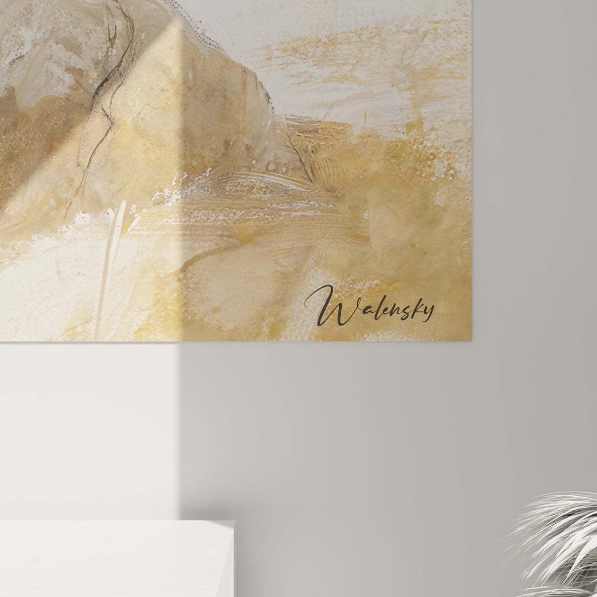 Empâtements dorés et coulures beige se mêlant sur la carapace du scarabé en gros plan sur toile