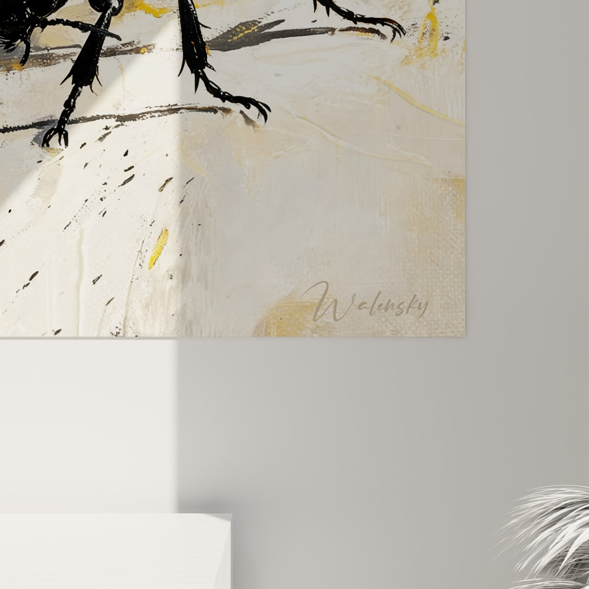 Empâtements dorés et coulures noires se mêlent sur la toile texturée, révélant le grain de la peinture du scarabé