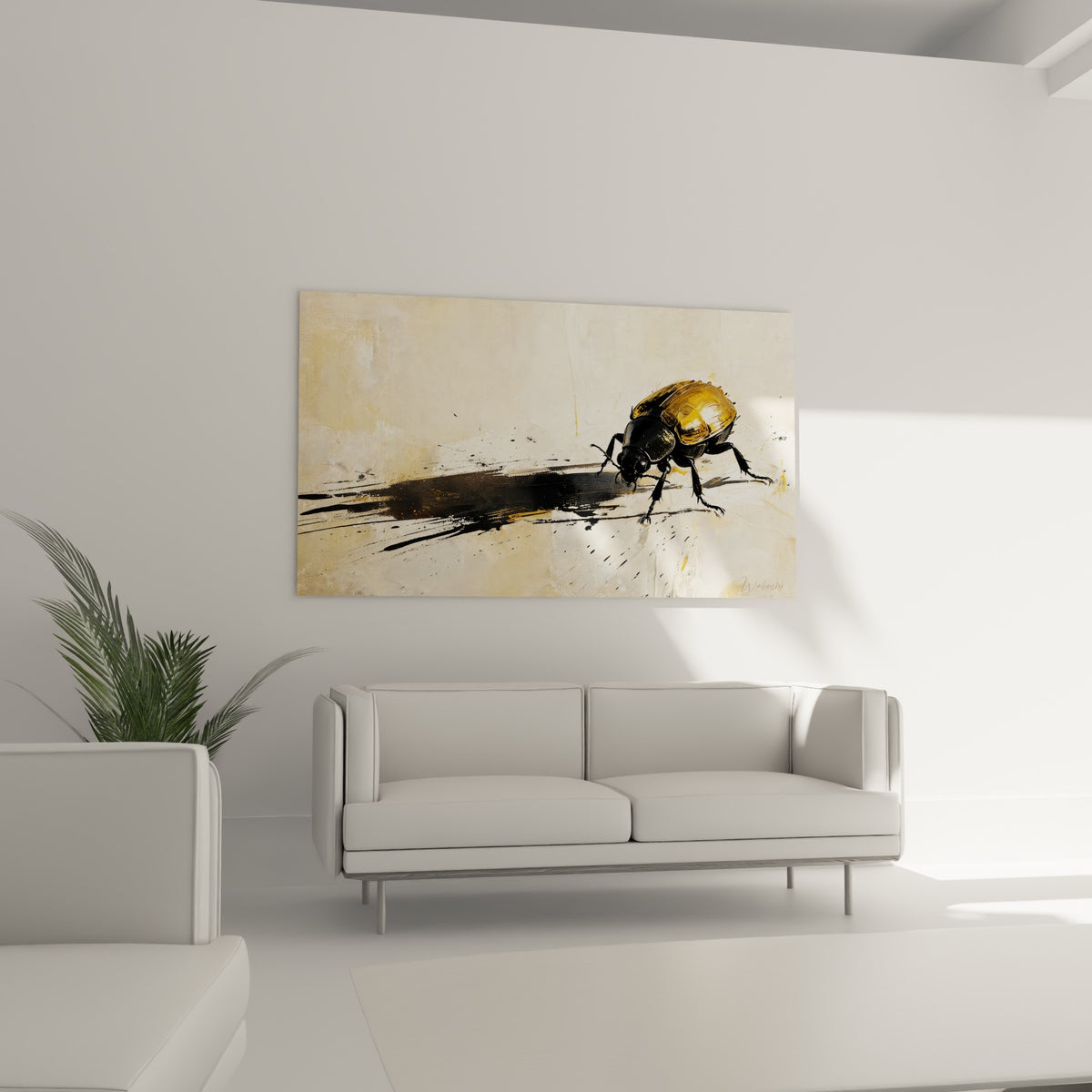 Carapace dorée et pattes noires du scarabé se détachent sur fond beige, au-dessus d'un canapé dans un salon lumineux