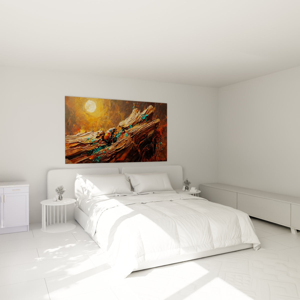 Insecte cuivré sur bois fissuré aux touches turquoise, accroché au-dessus d'un lit dans une chambre claire