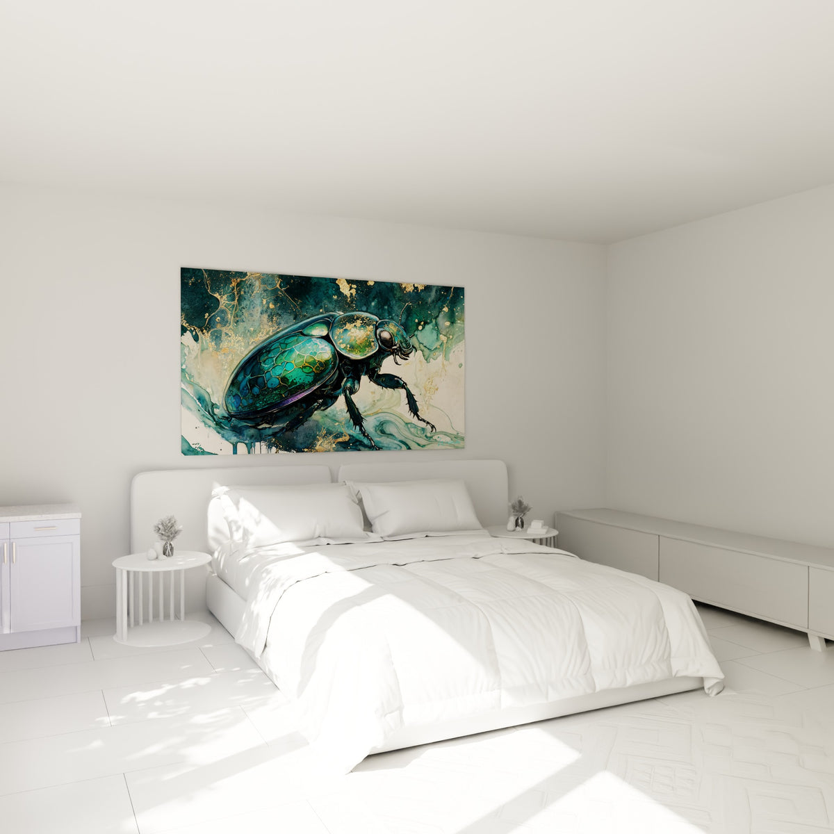 Insecte scarabée vert émeraude et turquoise à reflets dorés, accroché au-dessus d'un lit dans une chambre claire
