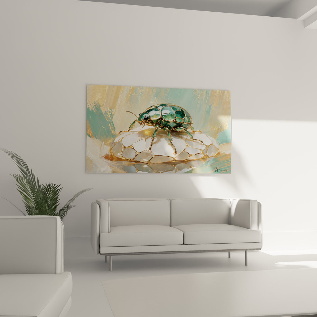 Carapace scarabé turquoise et or ciselée sur pierre blanche, au-dessus d'un canapé dans un salon lumineux