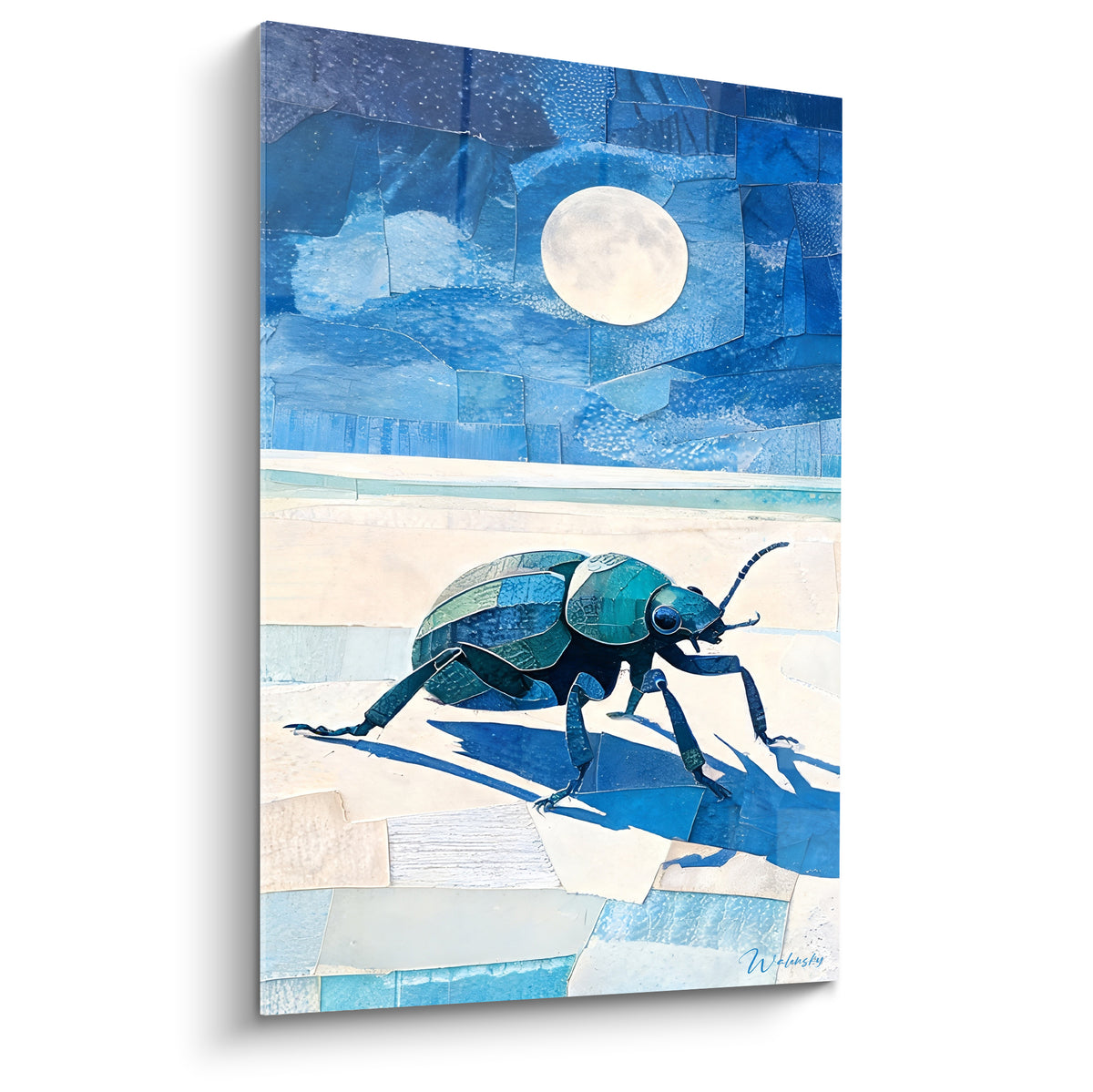 Scarabé vert émeraude marchant sur le sable clair sous une pleine lune bleu marine, style collage texturé
