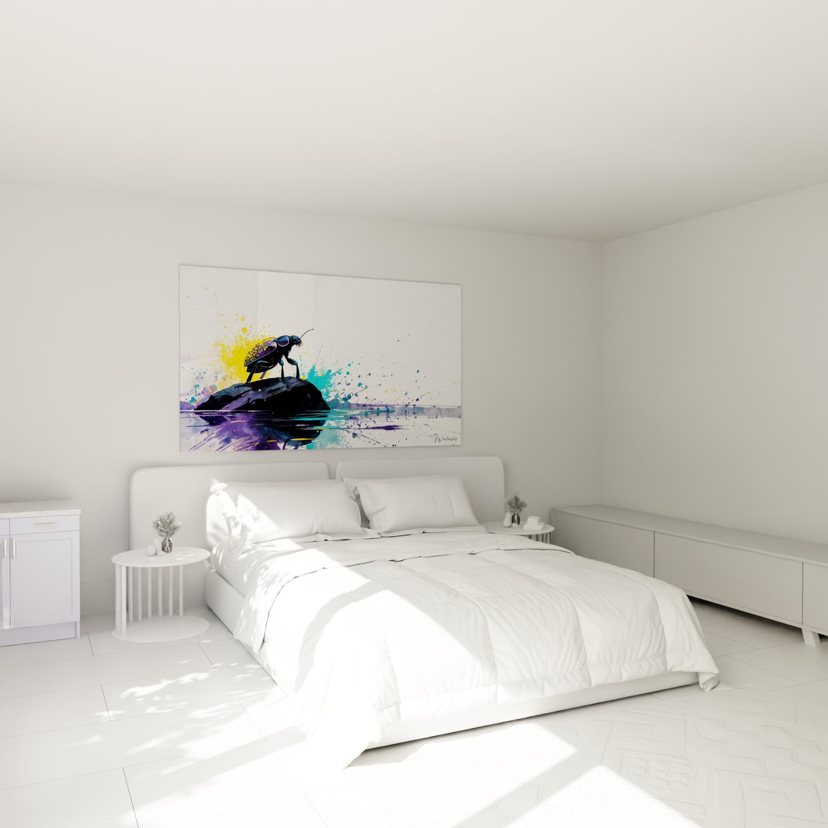Carapace scarabé dorée et violette juchée sur un rocher sombre, accrochée au-dessus d'un lit dans une chambre claire