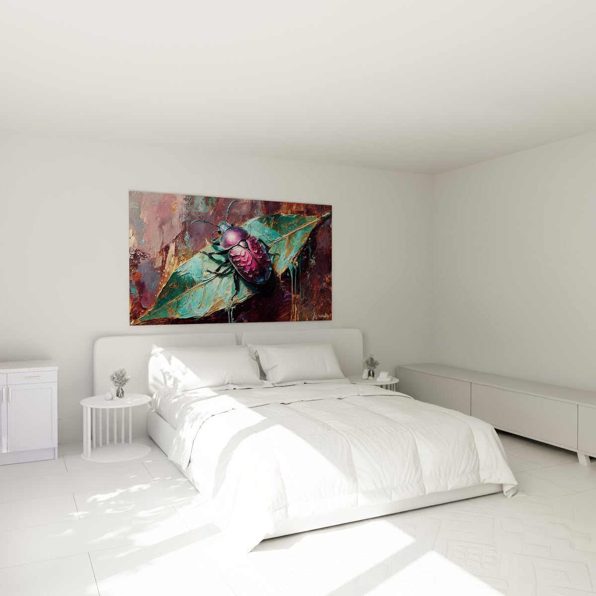 Insecte irisé rose et turquoise accroché au-dessus d'un lit dans une chambre claire