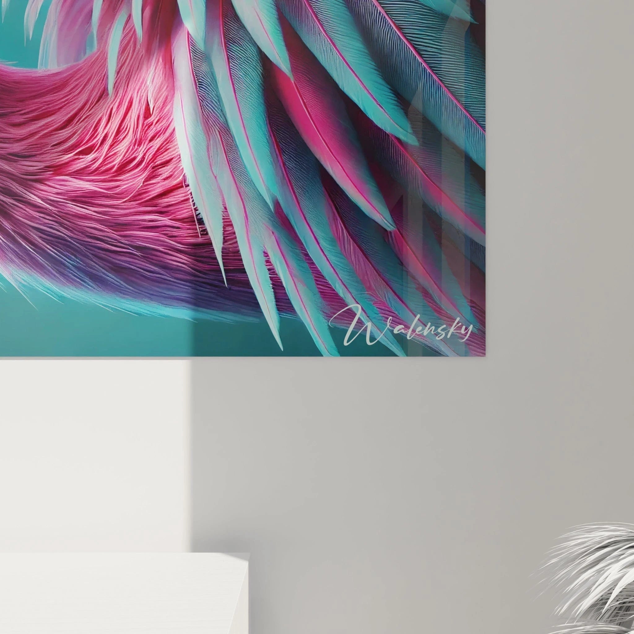 vue rapprochée des détails du tableau flamand rose mettant en valeur les plumes détaillées et le fond texturé abstrait