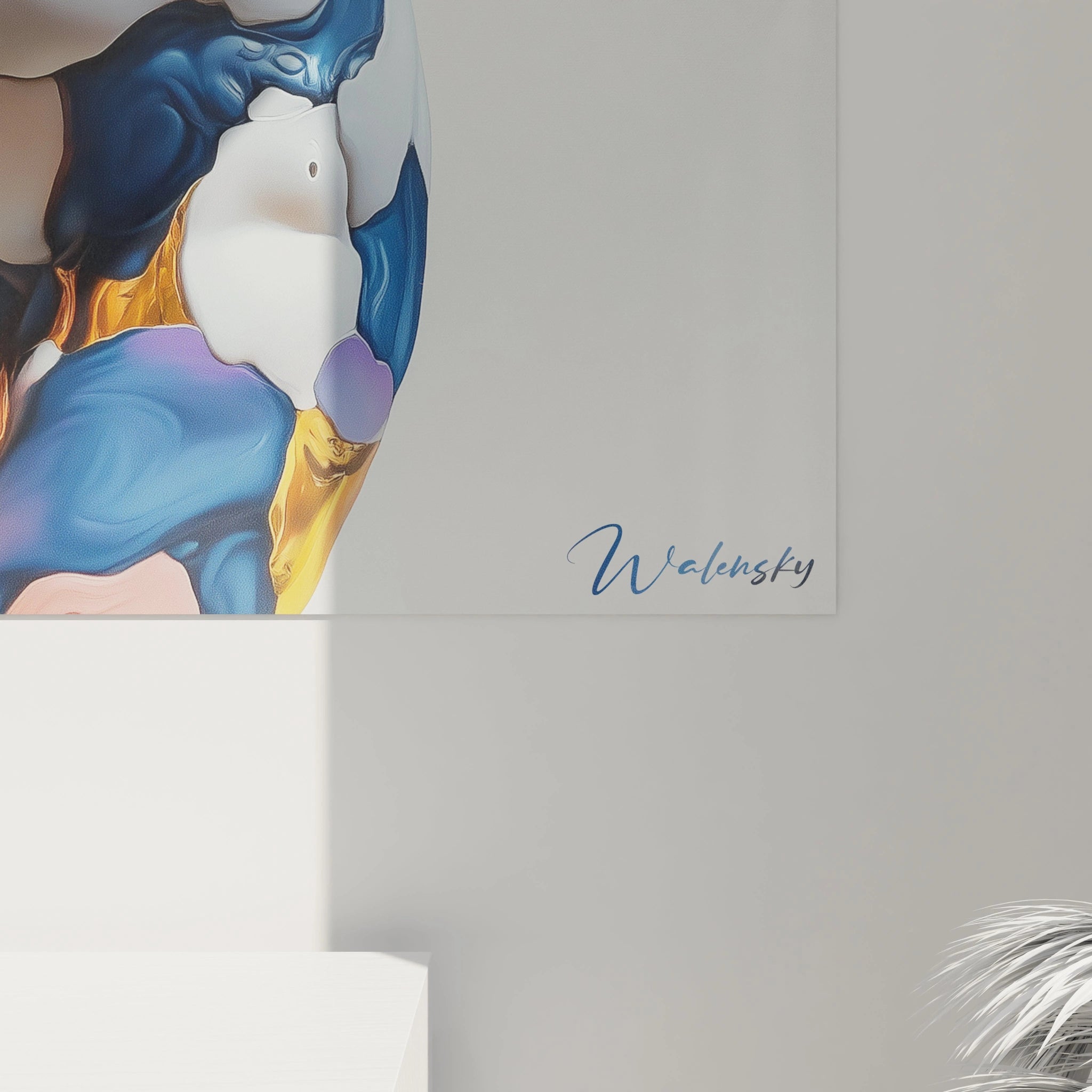 Tableau sensuelle abstrait mettant en avant une silhouette féminine avec des couleurs dominantes comme le bleu profond, le rose poudré et l'or éclatant, sur une composition lisse et texturée.