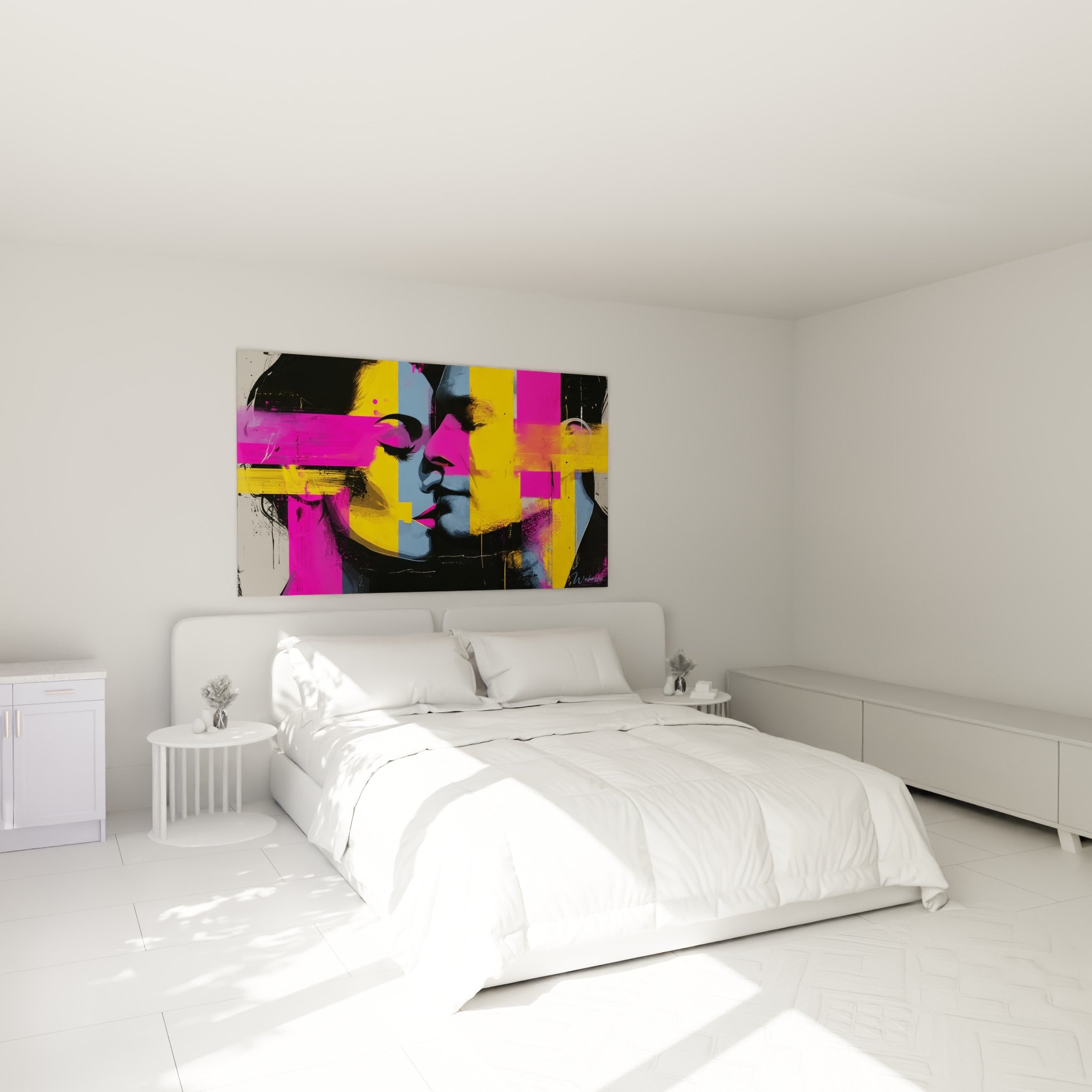 Visages se rapprochant en tableau sensuel abstrait fuchsia et jaune, au-dessus d'un lit dans une chambre claire