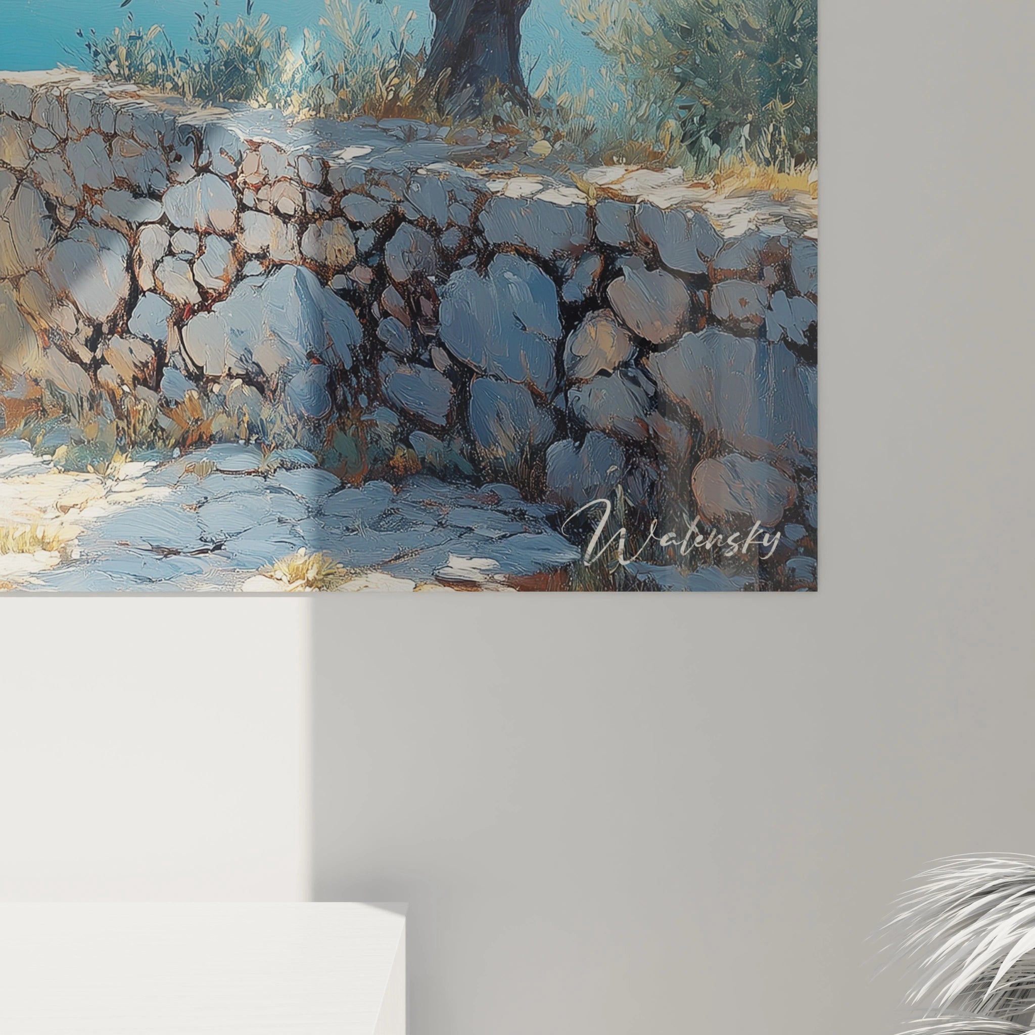 Un tableau paysage marin représentant une côte rocheuse méditerranéenne avec ses oliviers caractéristiques, un chemin de pierre descendant vers une baie turquoise, des montagnes majestueuses à l'horizon et un ciel parsemé de nuages blancs.