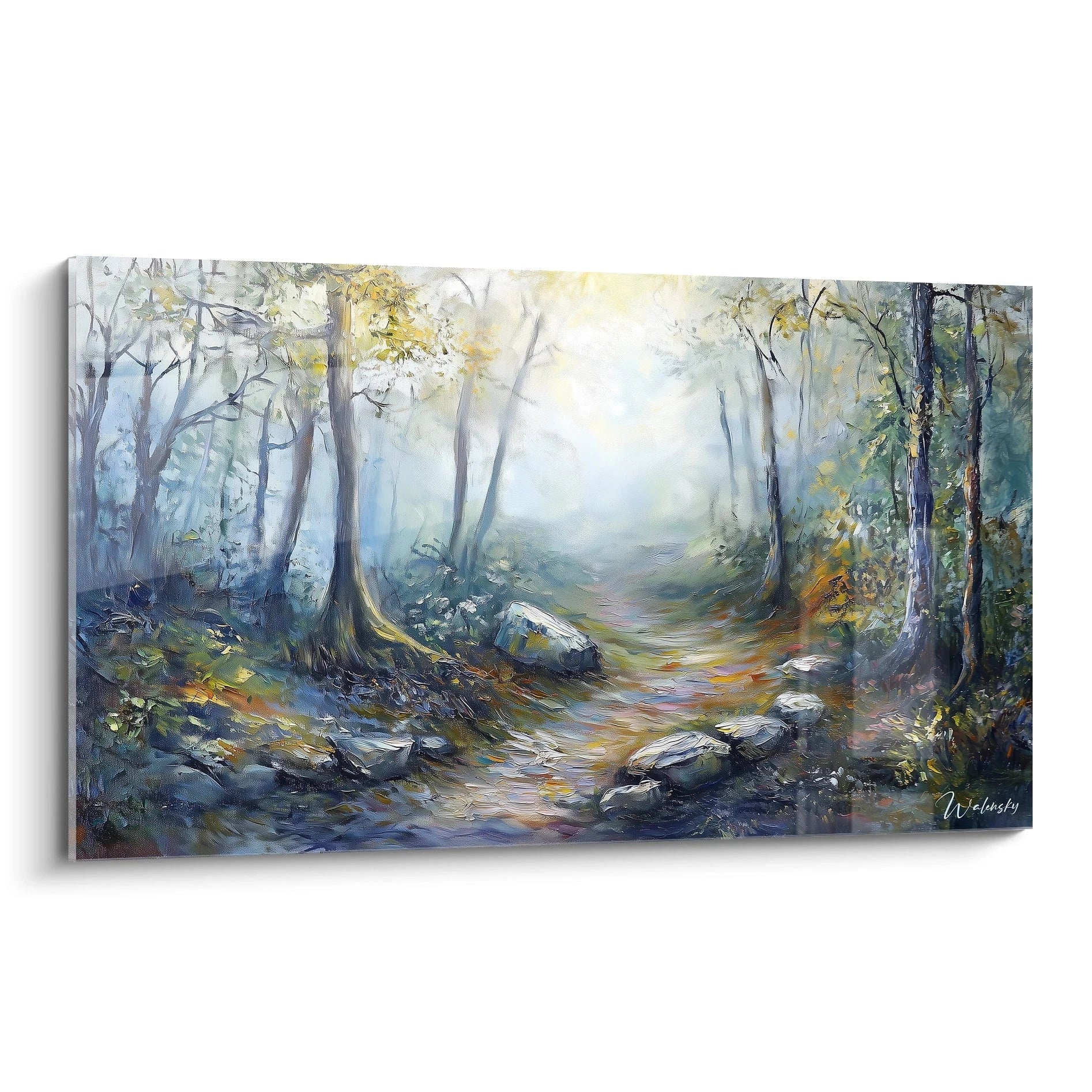 Un tableau forêt représentant un sentier brumeux bordé d'arbres élancés, avec des pierres blanches jalonnant le chemin, dans des tons de bleu, vert et jaune, et des textures empâtées créant du relief sur les rochers et le sol.