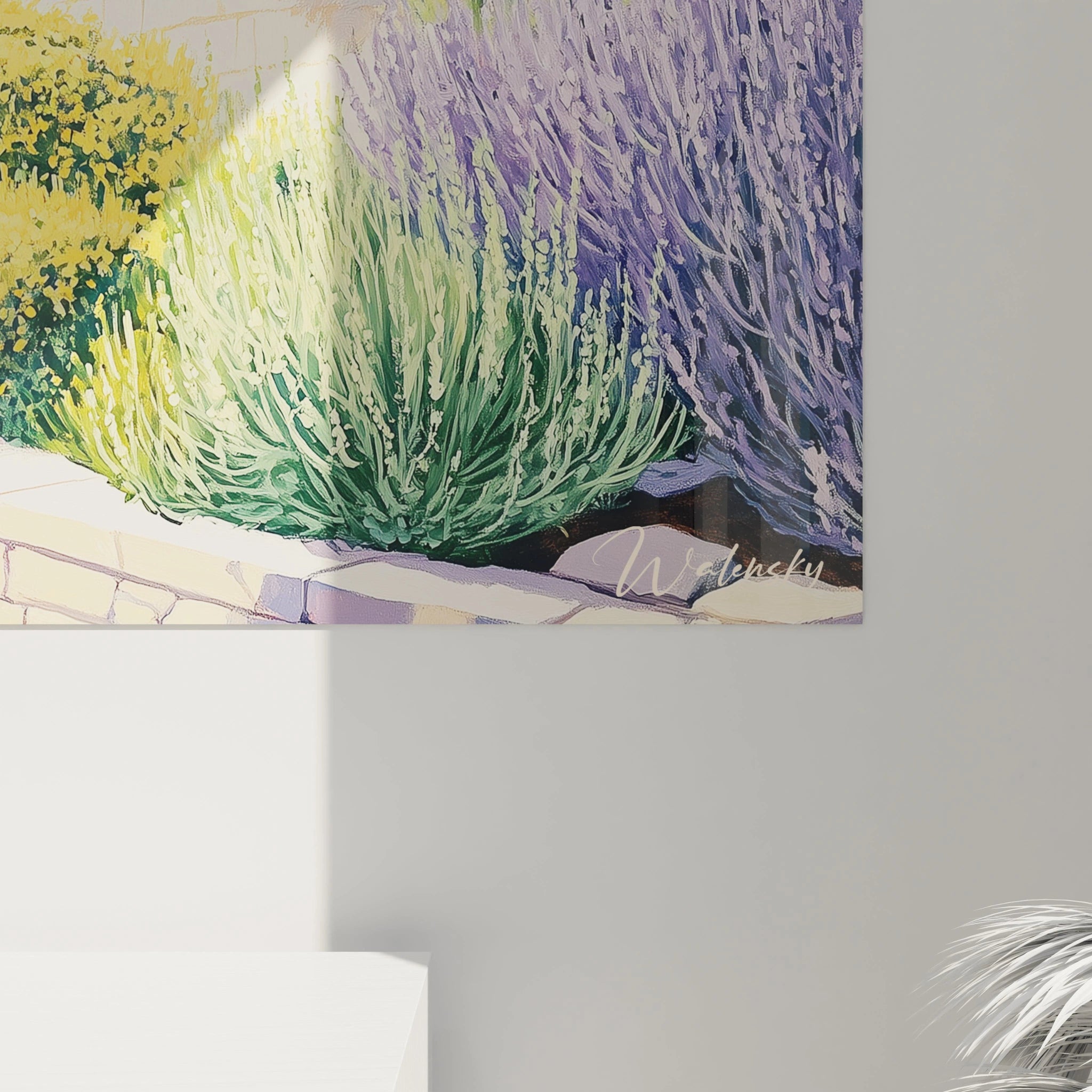 Un tableau de paysage méditerranéen illustrant un sentier dallé bordé de végétation typique du Sud - cyprès élancés, plantes à fleurs jaunes et lavande - avec des murs de pierre claire et une architecture traditionnelle visible au second plan.