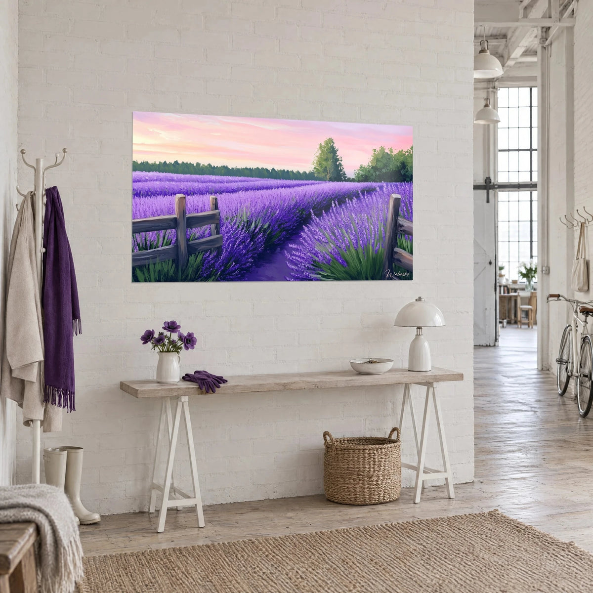 Schilderij paars pad tussen twee rijen lavendel, groene boom en roze wolken, driekwart zicht op witte loftmuur