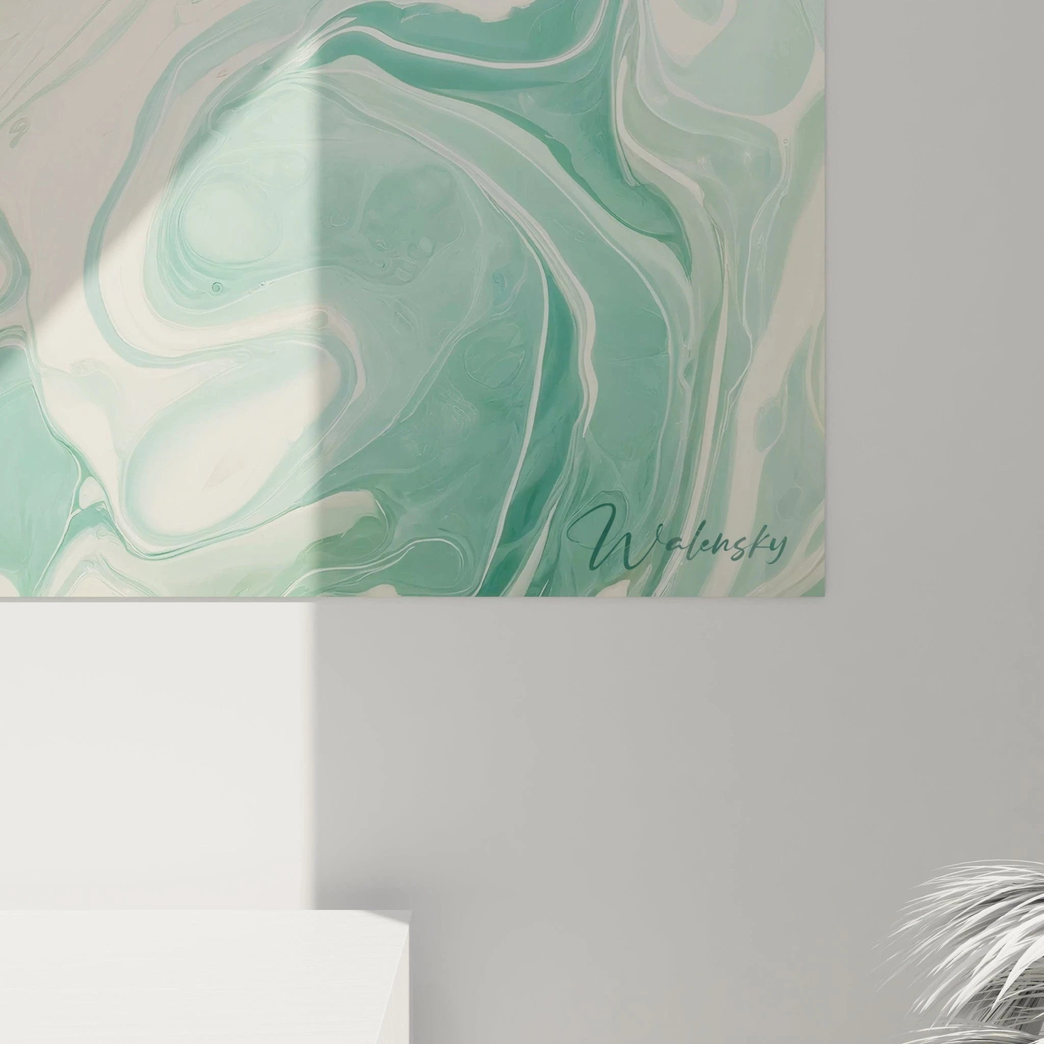 Un tableau abstrait présentant une libellule sur fond d'art fluide. Utilise une palette monochrome de vert menthe, blanc et vert jade. La texture présente des coulées de peinture formant des motifs tourbillonnants et marbrés, contrastant avec le rendu réaliste d'une libellule aux ailes transparentes nervurées et au corps allongé vert pâle aux reflets métalliques.