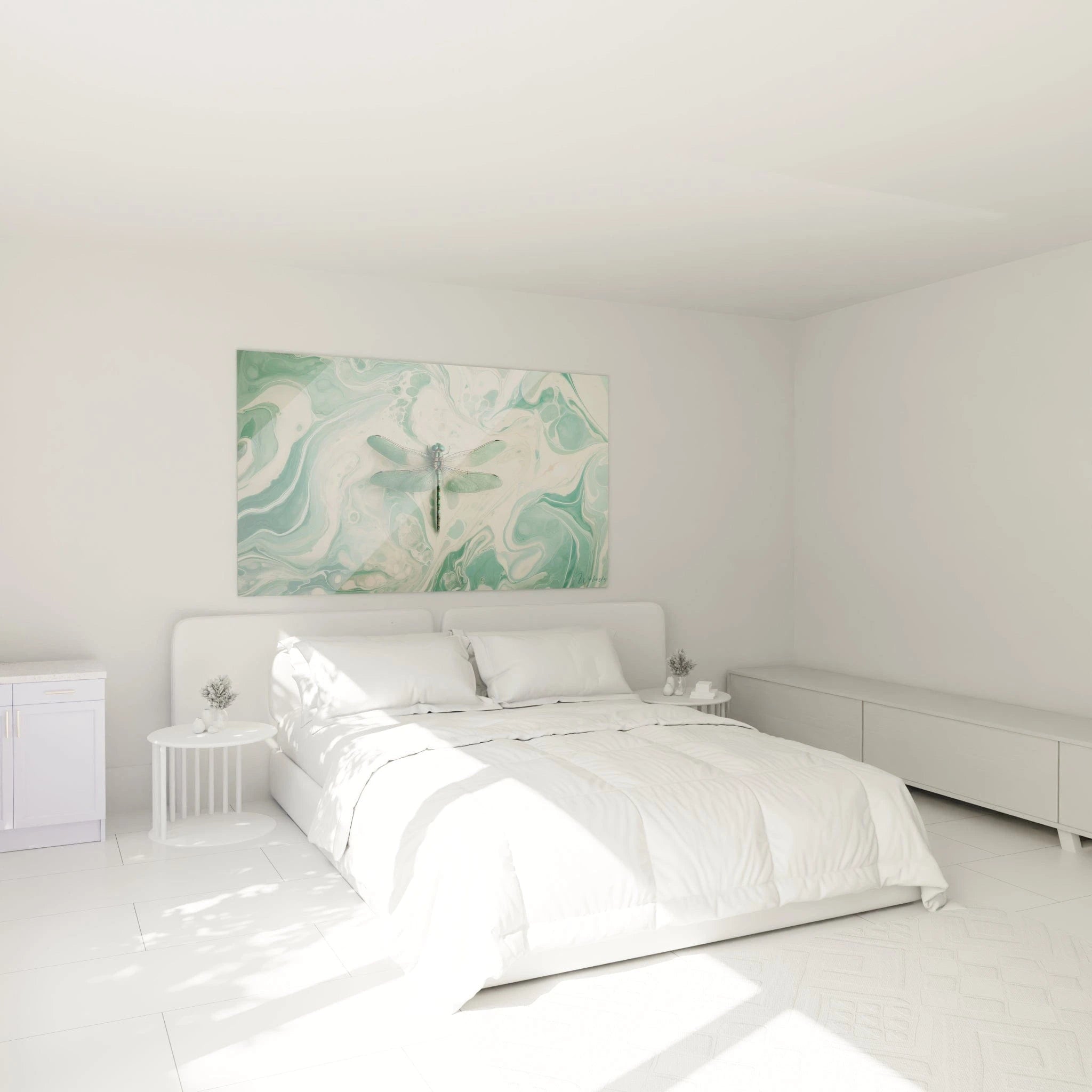 Un tableau abstrait d'insecte ailé sur fond aquarellé. La palette associe vert céladon, blanc nacré et vert émeraude. Les textures combinent motifs marbrés aux aspects fluides et mélangés pour le fond et détails précis pour la libellule centrale aux ailes transparentes finement veinées et au corps articulé aux reflets métalliques.