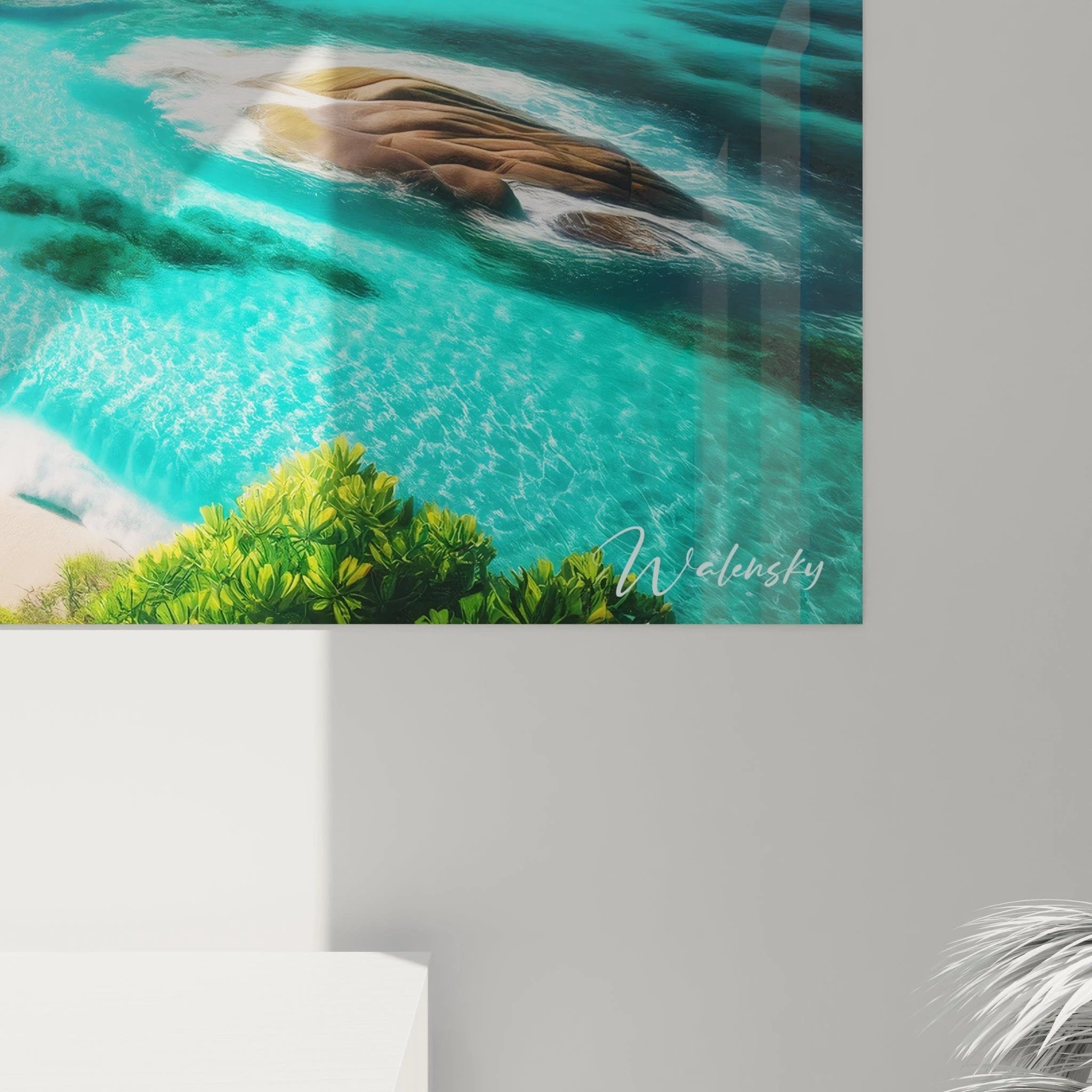 Un tableau paysage centré sur un littoral sablonneux, végétation luxuriante, mer claire aux tons turquoise et ciel dégagé avec quelques nuages cotonneux.