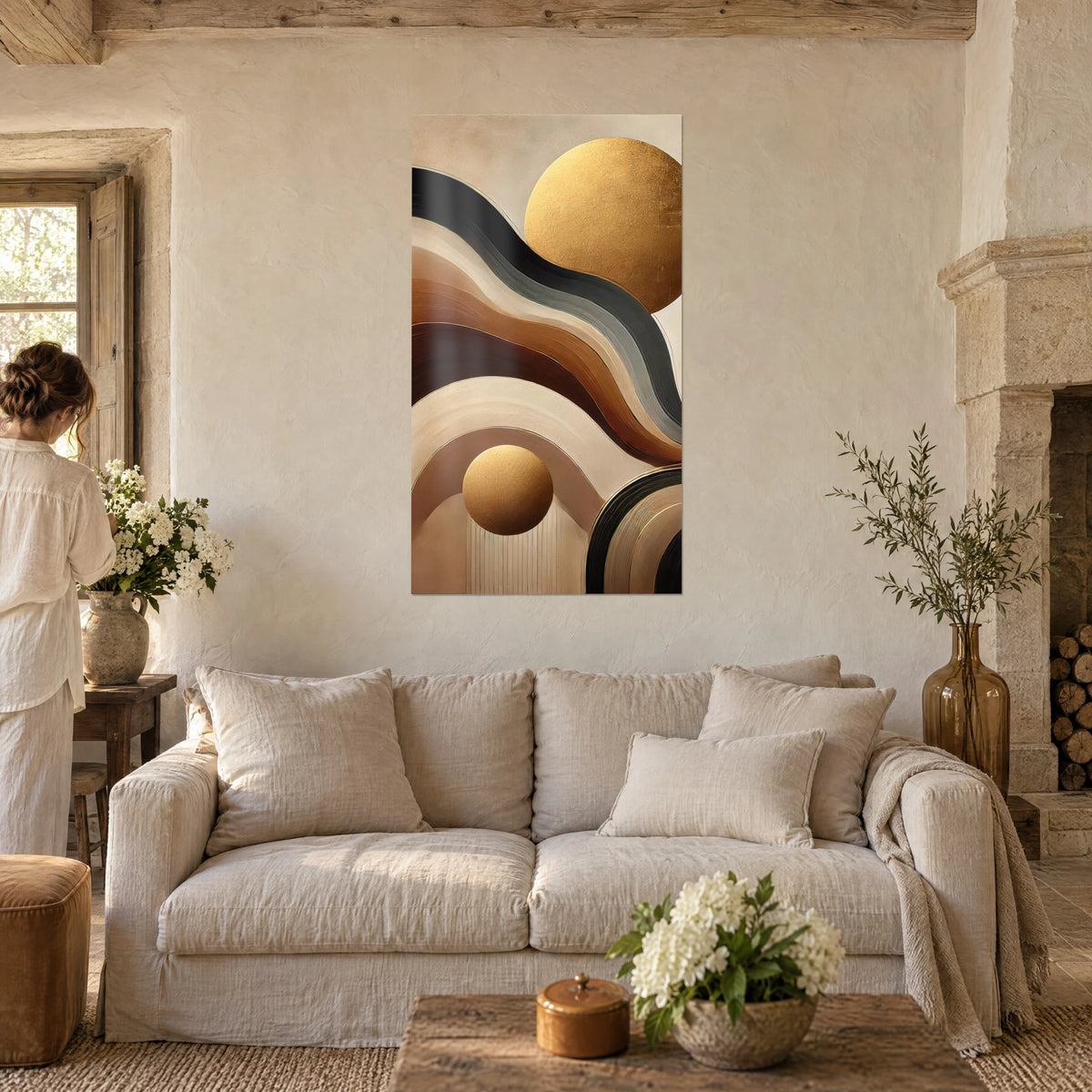 Schilderij met kronkelende bruine en zwarte golven onder een gouden zon, twee personen van achteren, boven een bank in een lichte woonkamer
