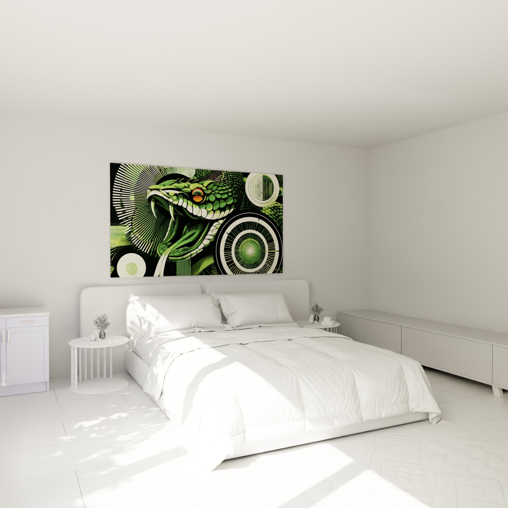 Reptile vert olive et crème aux crocs acérés, accroché au-dessus d'un lit dans une chambre claire.