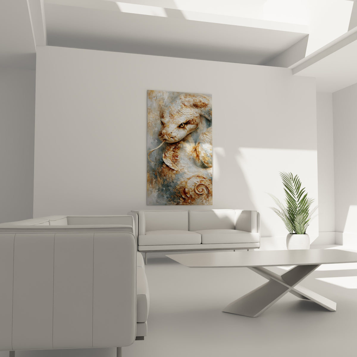 Écailles sculptées beige et anthracite d'un serpent lové, au-dessus d'un canapé dans un salon lumineux.