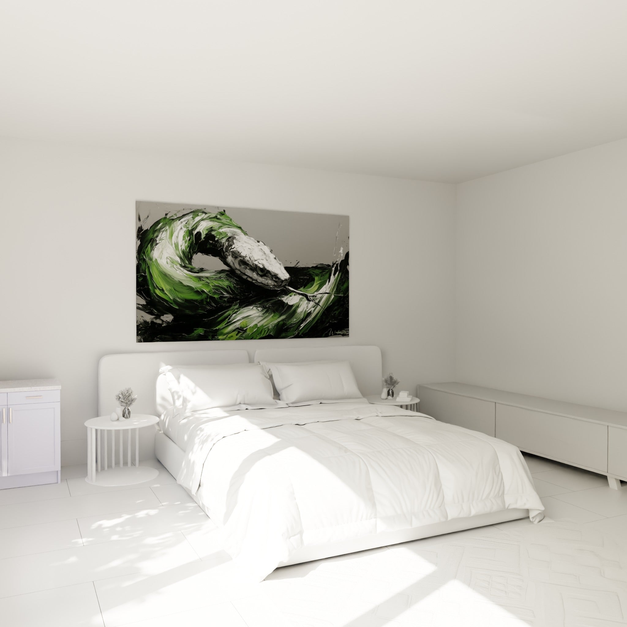 Reptile vert et blanc en spirale, langue dardée, accroché au-dessus d'un lit dans une chambre claire