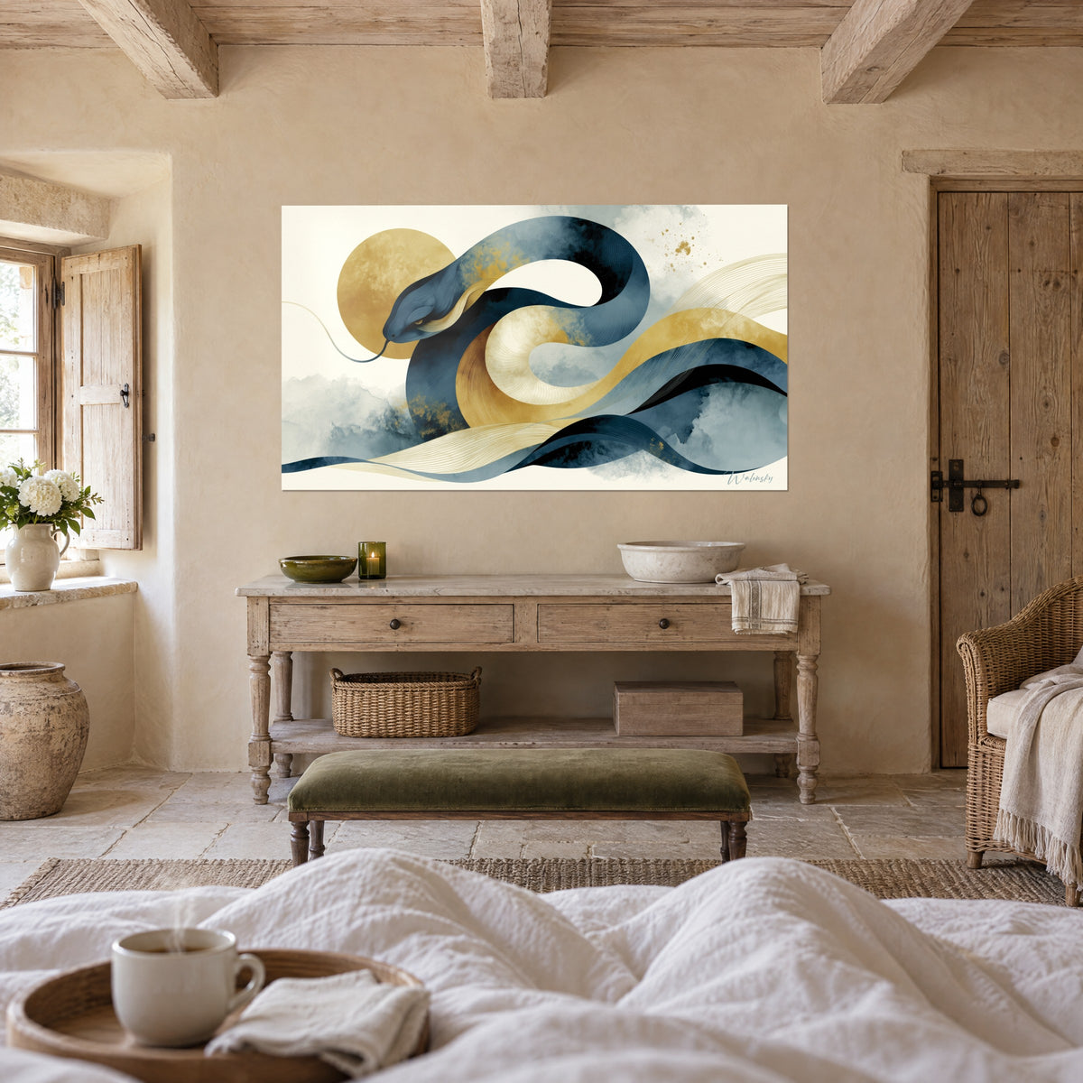 Tableau ophidien aux volutes bleu ardoise et dorées, nuages d'aquarelle grisés, au-dessus d'un lit dans une chambre claire