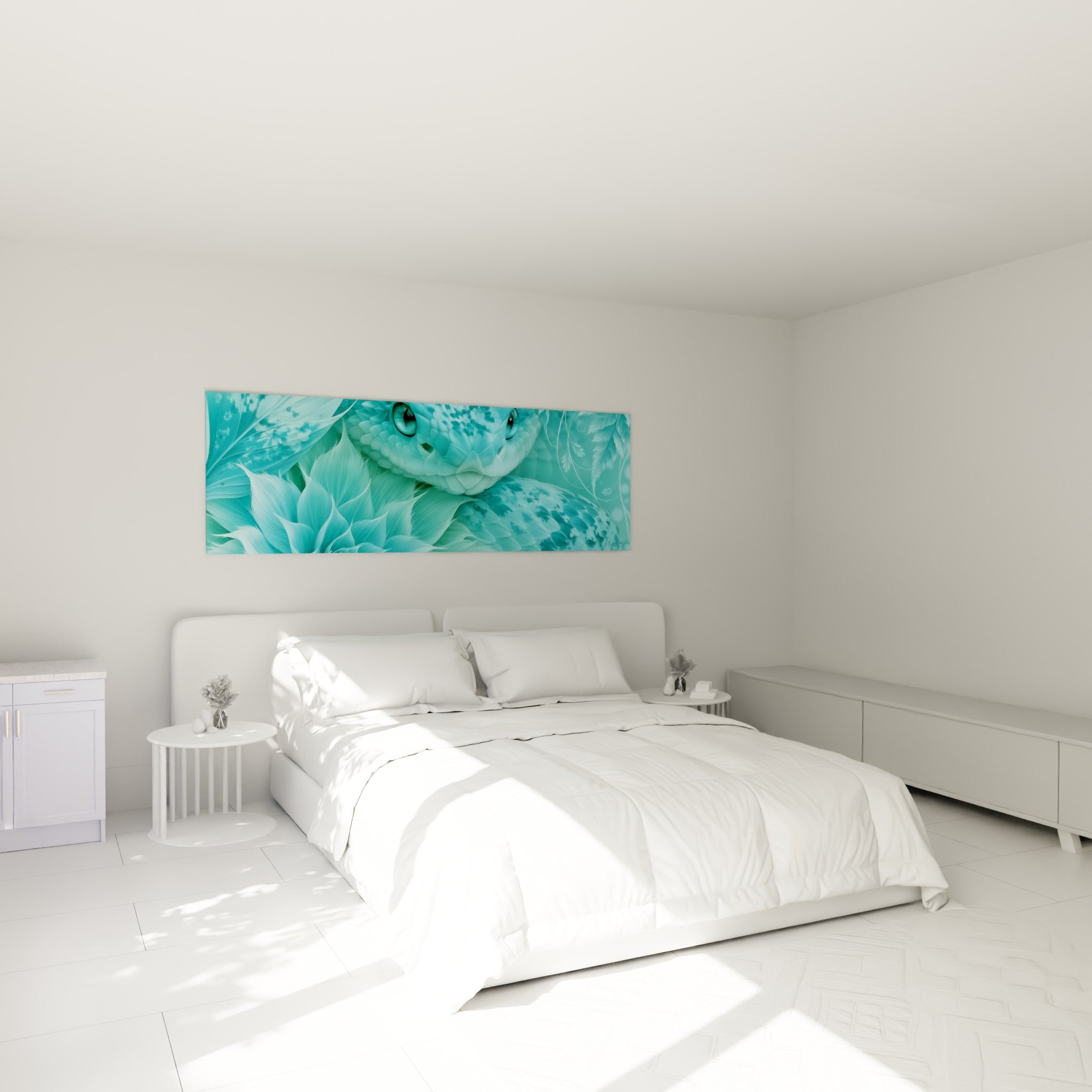 Reptile turquoise et vert d'eau aux écailles fines, accroché au-dessus d'un lit dans une chambre claire.