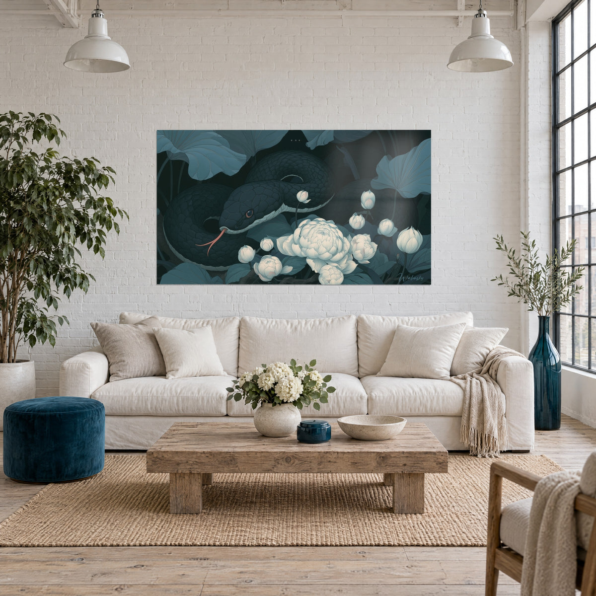 Tableau serpent noir lové entre pivoines ivoire et feuilles de lotus bleu-gris, langue rose, au-dessus d'un canapé dans un salon lumineux