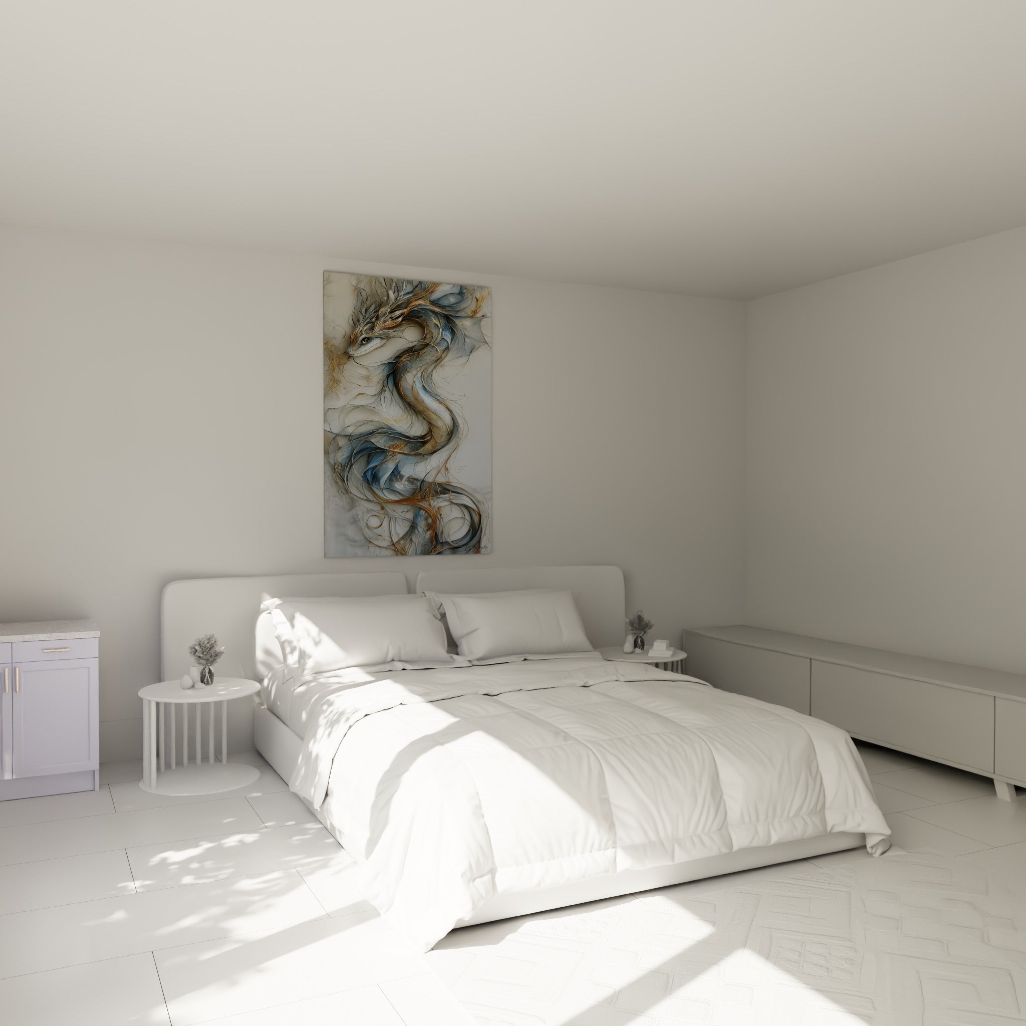 Créature sinueuse bleu pastel et dorée déployée au-dessus d'un lit dans une chambre claire