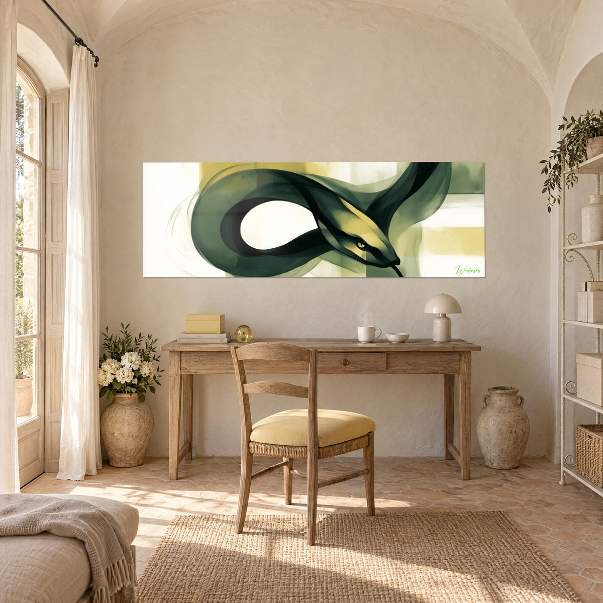 Tableau prédateur lové en boucle vert profond et jaune pâle, accroché au-dessus d'un bureau en bois clair, chaise à coussin jaune
