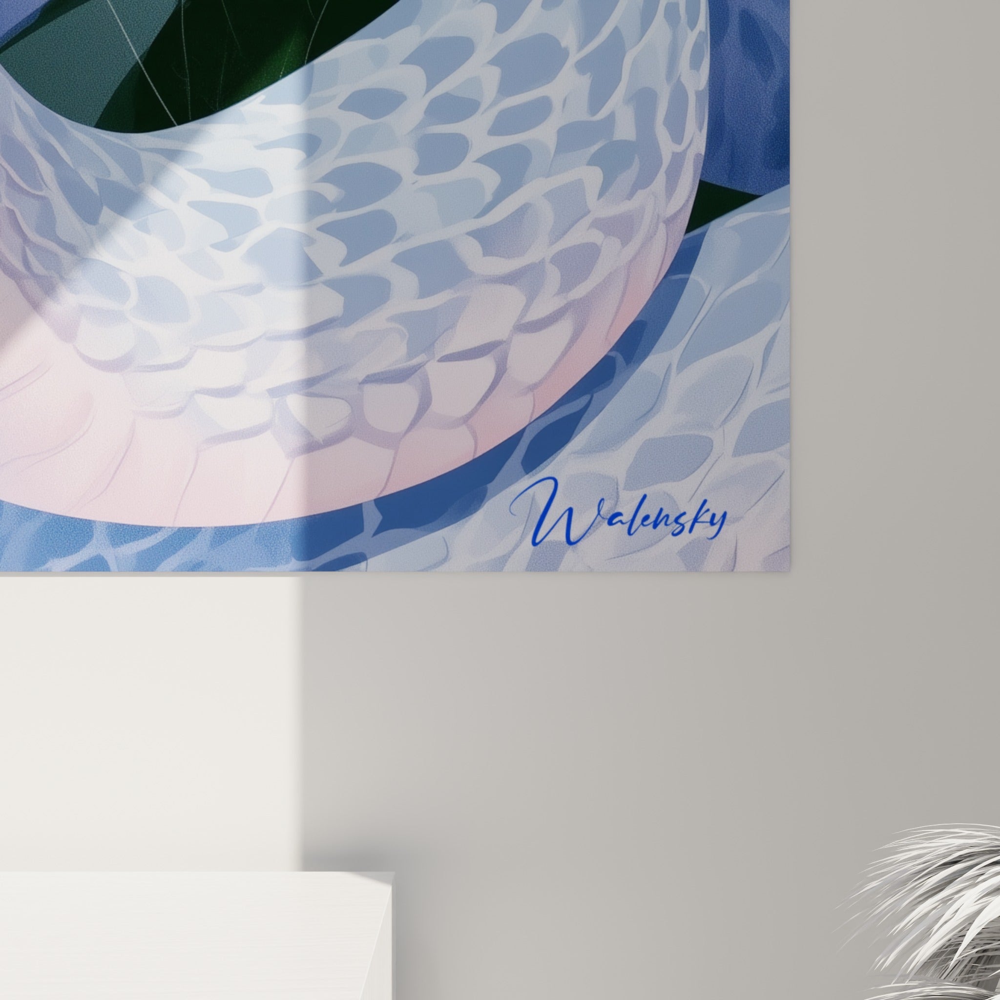 Écailles bleu profond et reflets rosés se fondant en dégradés doux sur la toile accrochée