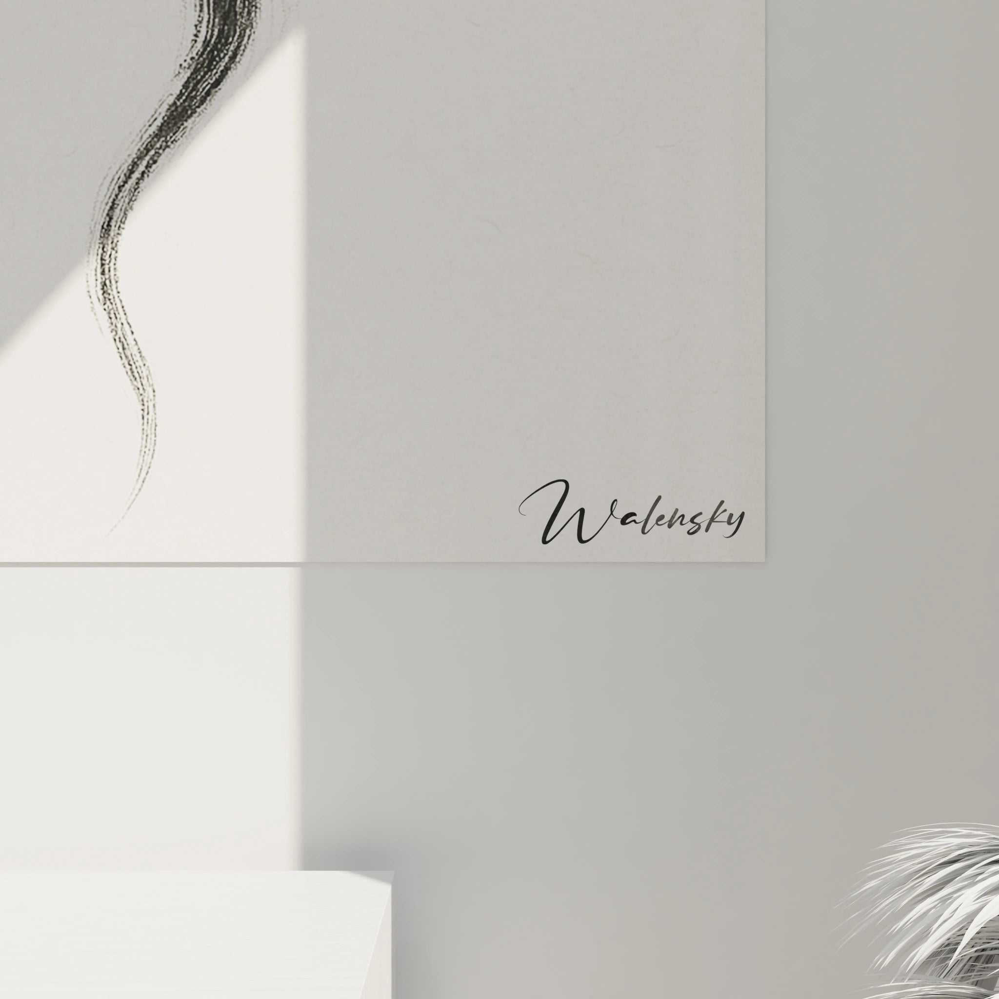 Un tableau dragon traditionnel en noir et blanc figurant un dragon serpentin aux traits puissants et dynamiques, mêlant zones d'encre dense et traits plus légers pour suggérer le mouvement et la vitalité de cette créature emblématique de la culture chinoise.