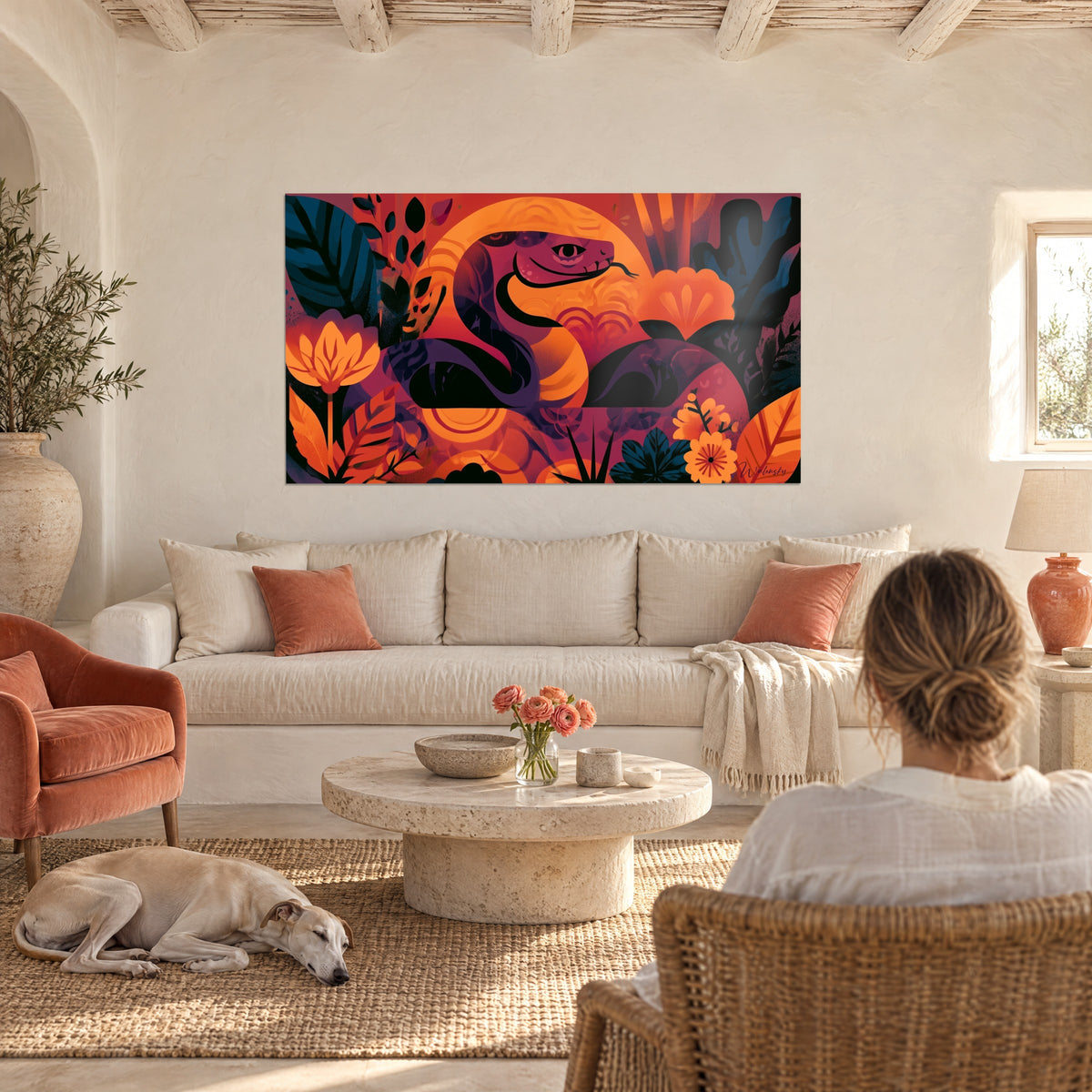 Tableau serpent pourpre lové sous un soleil orange, feuillage bleu nuit, une femme de dos au-dessus d'un canapé dans un salon lumineux