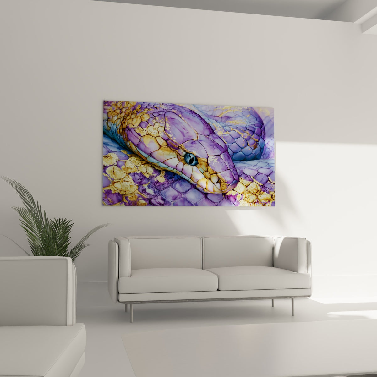 Motif reptilien violet et or d'un serpent marbré placé au-dessus d'un canapé dans un salon lumineux