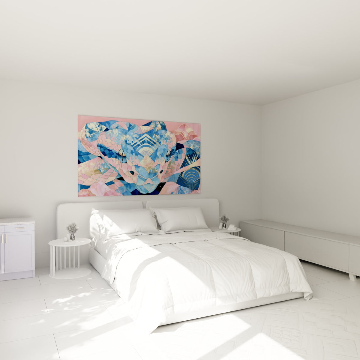Écailles bleu marine et rose corail du serpent stylisé, accrochées au-dessus d'un lit dans une chambre claire
