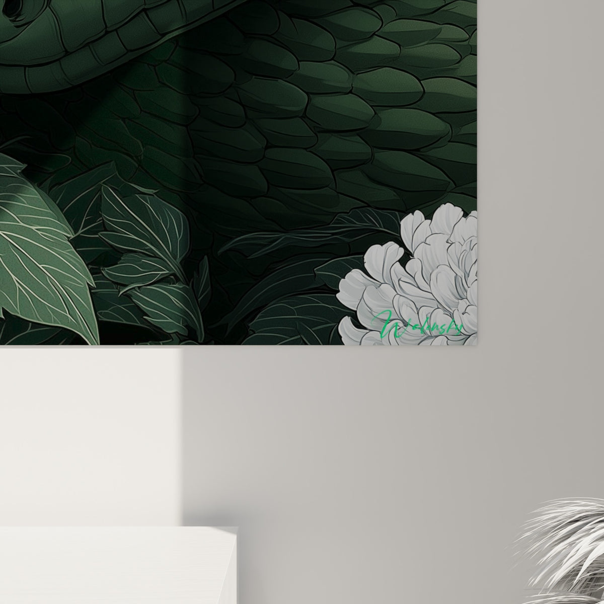 Écailles vert foncé et anthracite finement détaillées, langue fine frôlant une rose blanche immaculée