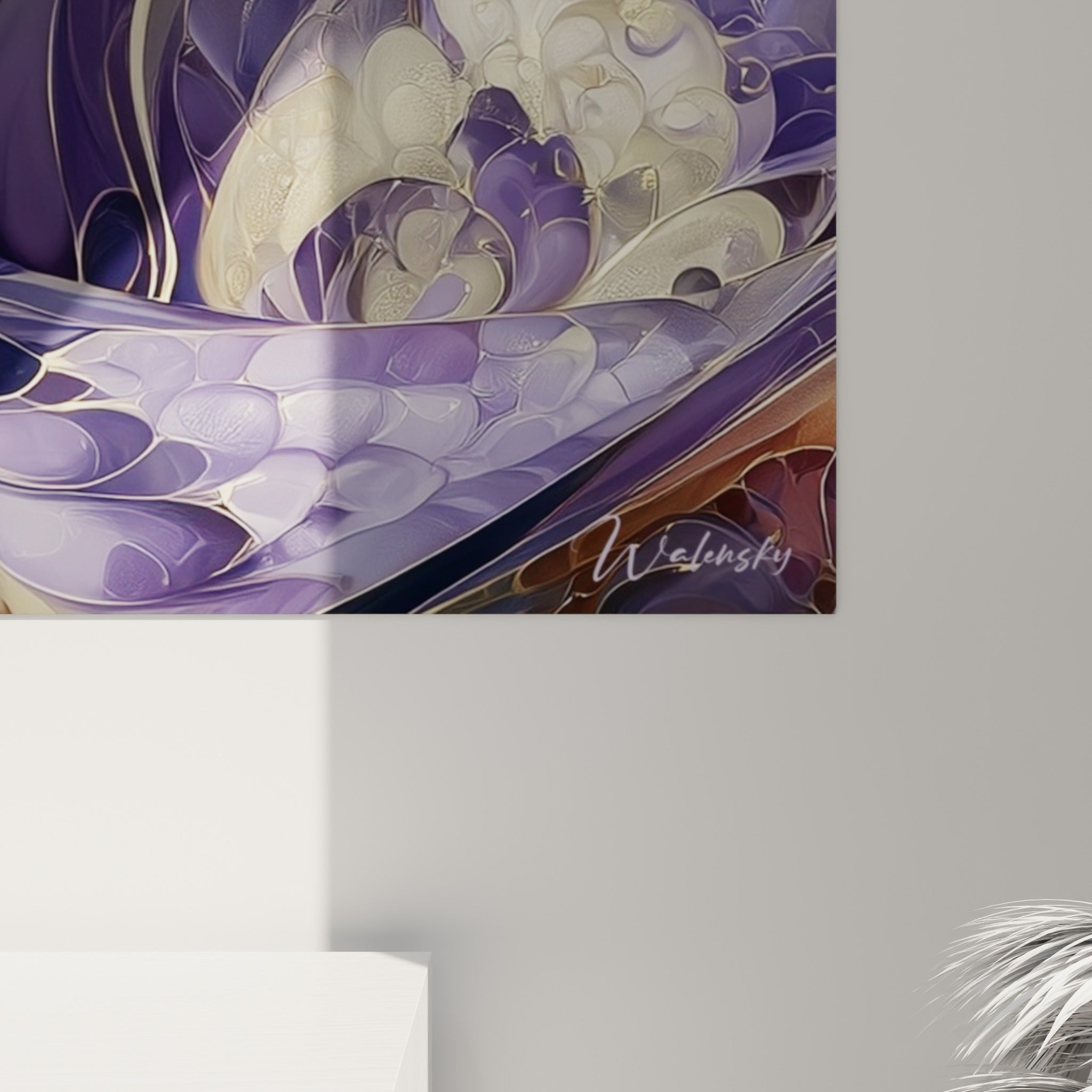 Écailles violettes et ivoire aux reflets nacrés, empâtements dorés visibles en gros plan sur la toile