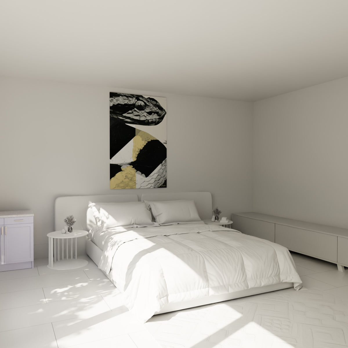 Écailles grises et triangles jaune ocre du serpent au-dessus d'un lit dans une chambre claire