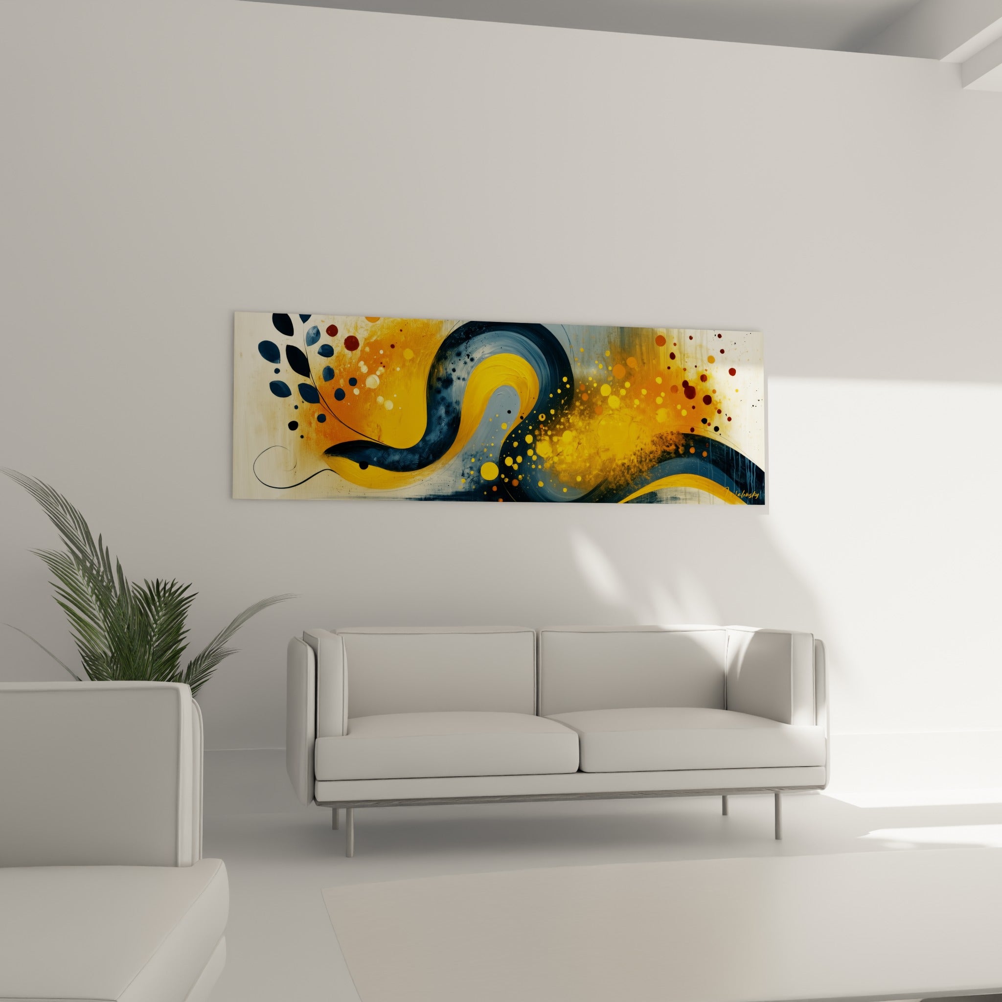 Courbe de serpent bleu marine traversée de jaune vif et taches orangées, au-dessus d'un canapé dans un salon lumineux