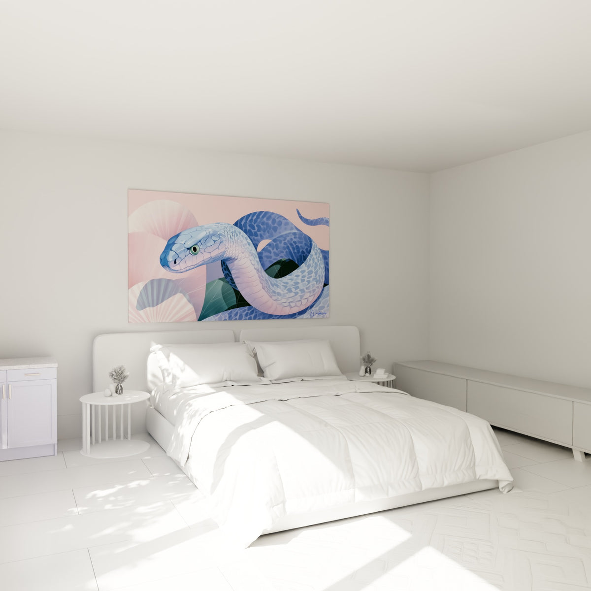 Reptile bleu et rose aux écailles nacrées, accroché au-dessus d'un lit dans une chambre claire