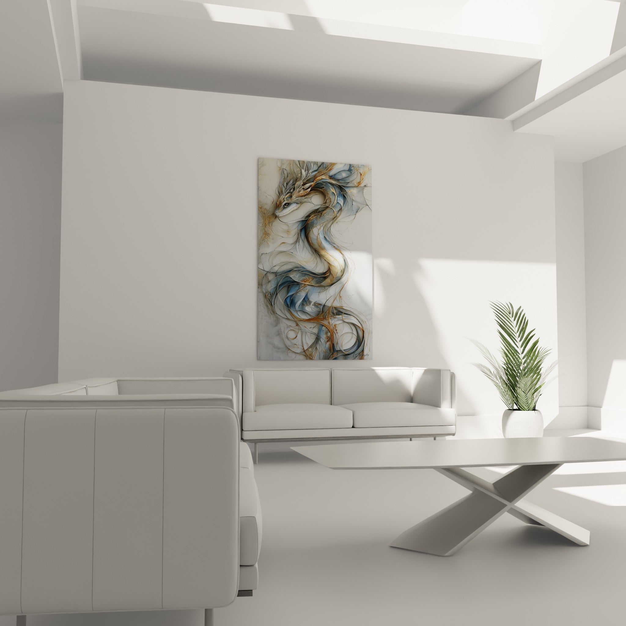 Corps entrelacé bleu et or du serpent accroché au-dessus d'un canapé dans un salon lumineux
